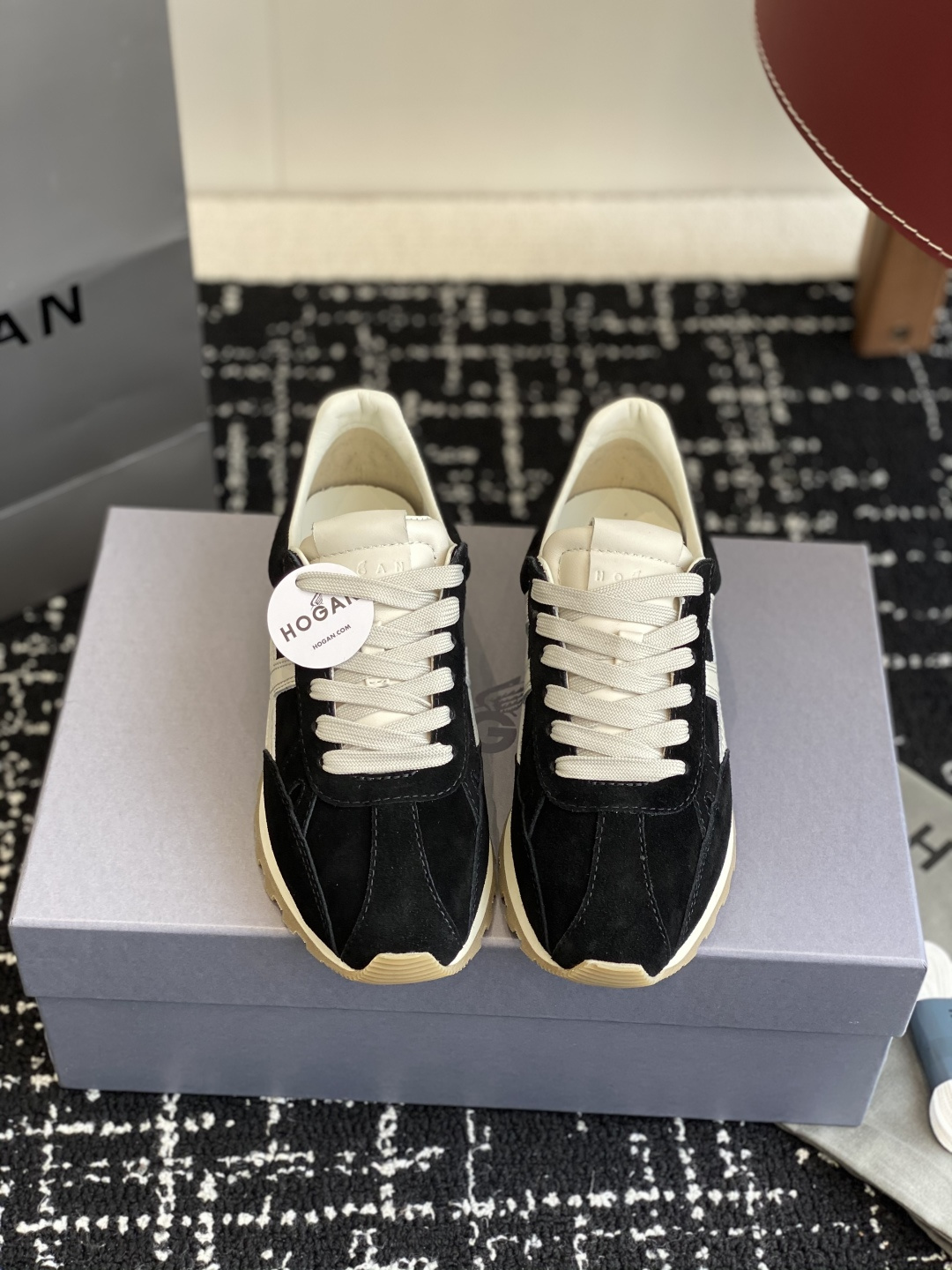 NO:225250,Purchase grade women, men's 320 Hogan 86ER series H671 couple model, thick sole, casual sneakers, original purchase and development, making products, this 86er series uses a classic but fashionable design to commemorate the birth of the brand. The workmanship is exquisite, showing the retro street trend and continuing the extraordinary style, offering gifts to the classics Fabric: Original custom imported top layer cowhide Inner: Imported breathable net Sole: Original open mold-proof TPU material height 3.5CM Size: #women's 35-40 #men's 39-44, casual shoes/sports shoes, hogan, sneakers, cowhide19860909代购级女 男320 Hogan霍根86ER系列 H671情侣款 厚底 休闲 运动鞋 原版购入开发 做货 这款86er系列 以经典而不失时尚的设计演绎品牌风格纪念品牌诞生之年. 做工精细,尽显复古街头潮趣承续不凡格调,向经典献礼 面料 : 原版定制进口头层牛皮 内里 : 进口透气网里 鞋底 : 原版开模防滑TPU材质 增高 3.5CM Size : #女款35-40 #男款39-44,休闲鞋/运动鞋,hogan,sneakers,cowhide,Women's Shoes