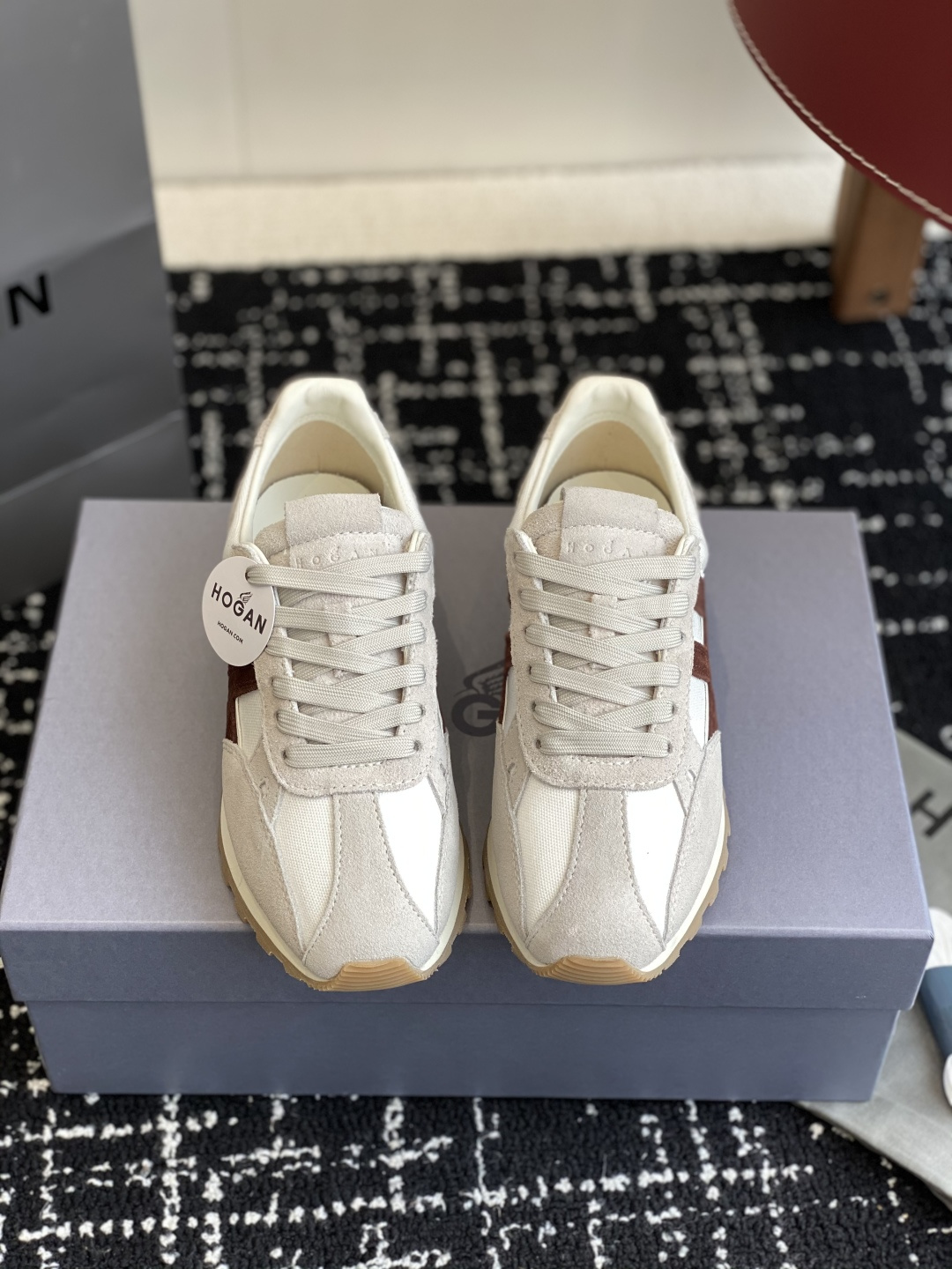 NO:257450,Purchase grade women and men 10 Hogan Hogan 86ER series H671 couple model thick sole casual sneakers original purchase and development Made this 86er series commemorates the birth of the brand with a classic but fashionable design. The workmanship is exquisite, showing the retro street trend and continuing the extraordinary style, offering gifts to the classics Fabric: Original custom imported top layer cowhide Inner: Imported breathable net Sole: Original open mold-proof TPU material height 3.5CM Size: #women's 35-40 #men's 39-44, casual shoes/sports shoes, hogan, sneakers, cowhide19860909代购级女男10 Hogan霍根86ER系列 H671情侣款 厚底 休闲 运动鞋 原版购入开发 做货 这款86er系列 以经典而不失时尚的设计演绎品牌风格纪念品牌诞生之年. 做工精细,尽显复古街头潮趣承续不凡格调,向经典献礼 面料 : 原版定制进口头层牛皮 内里 : 进口透气网里 鞋底 : 原版开模防滑TPU材质 增高 3.5CM Size : #女款35-40 #男款39-44,休闲鞋/运动鞋,hogan,sneakers,cowhide,Women's Shoes