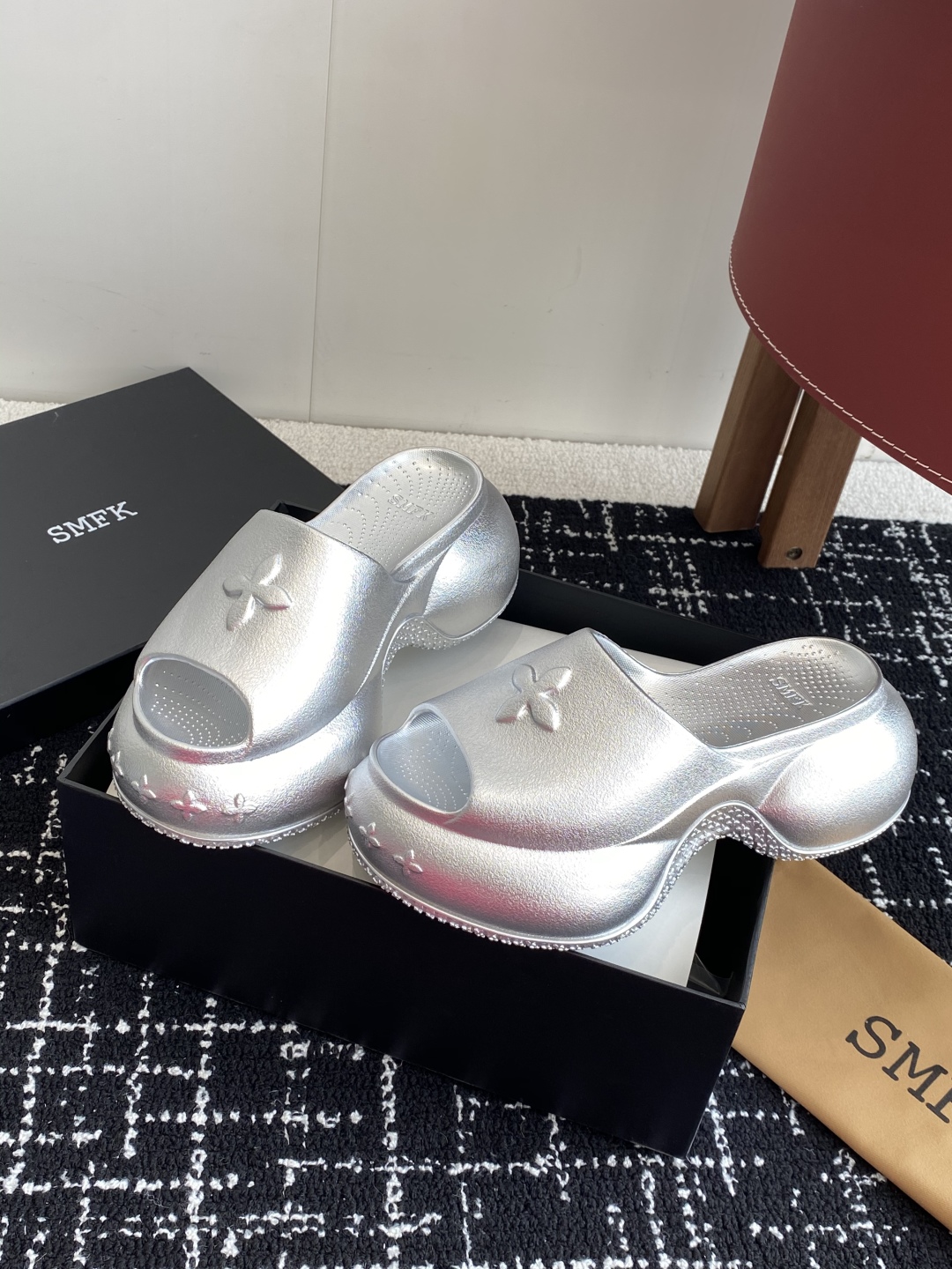 代购级
Smfk  25ss 小众潮牌爆款没计感浮雕一字厚底拖鞋

爆真的是很耐看越看越喜欢！矮个子宝宝