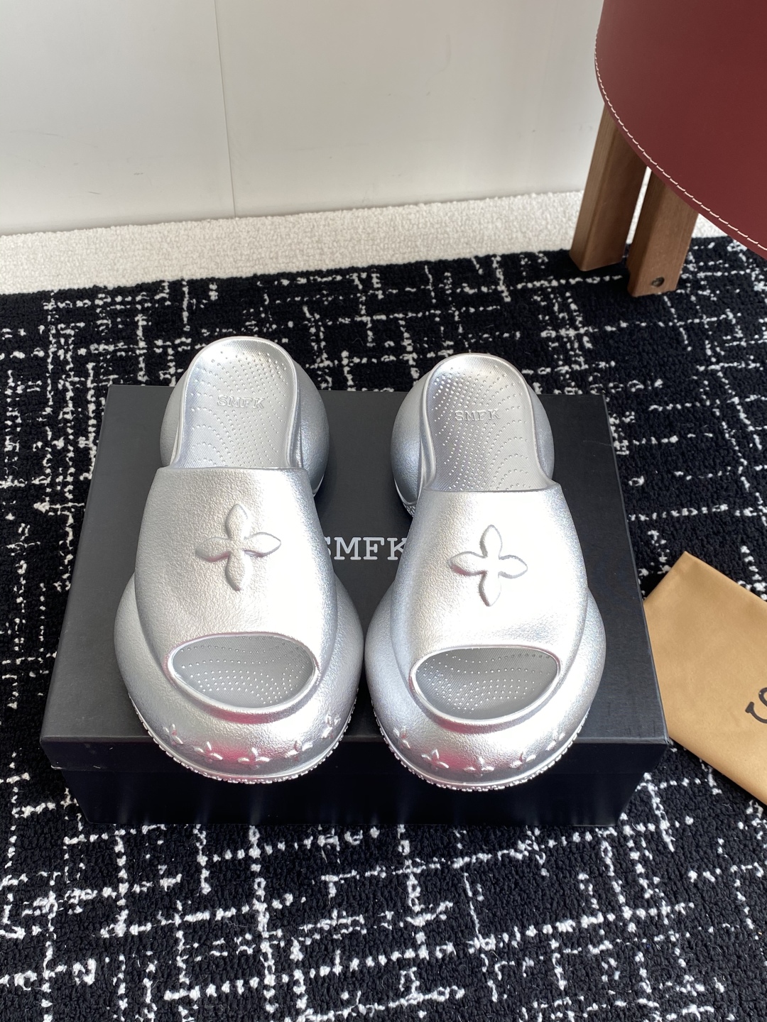 代购级
Smfk  25ss 小众潮牌爆款没计感浮雕一字厚底拖鞋

爆真的是很耐看越看越喜欢！矮个子宝宝