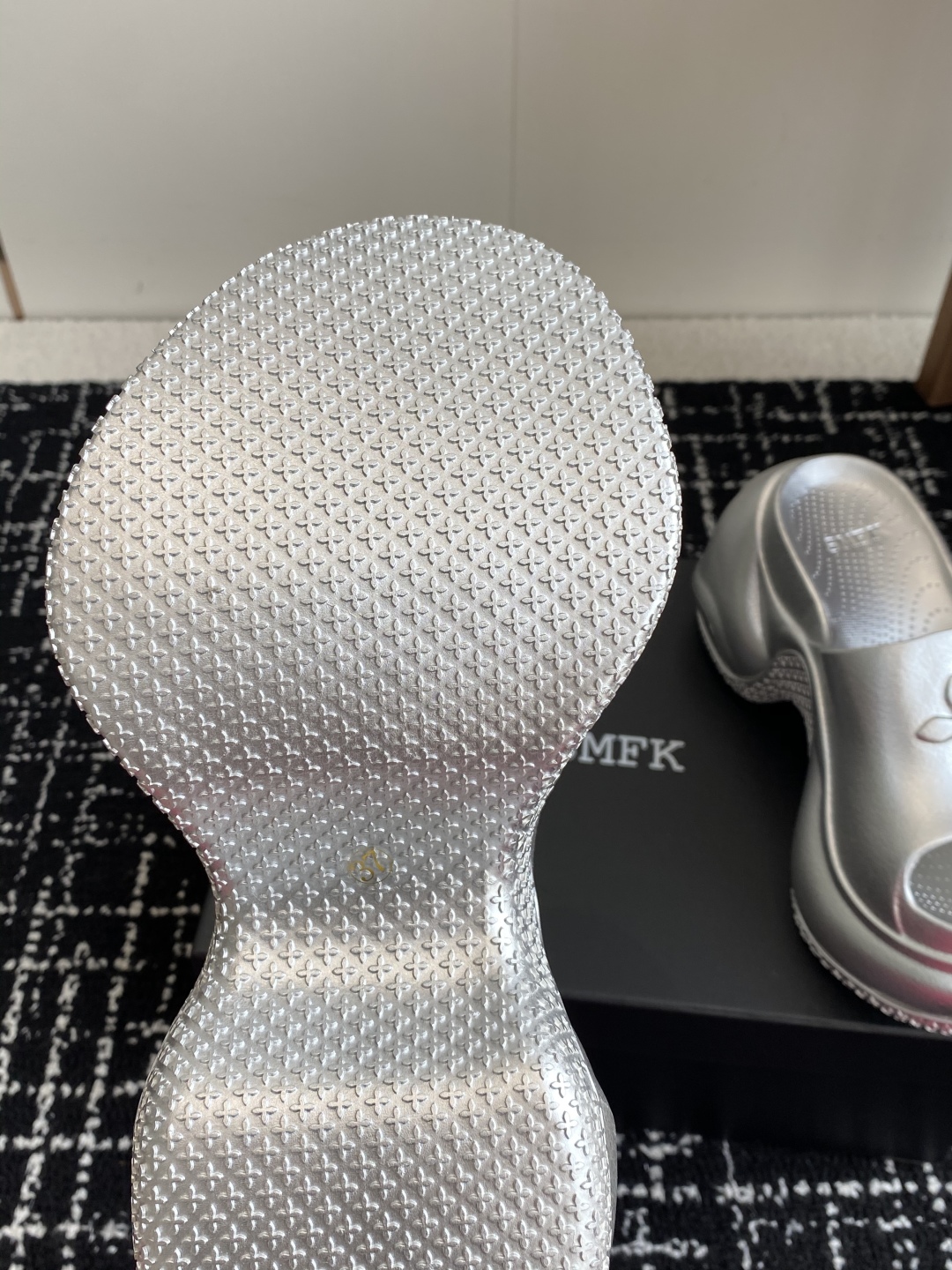 代购级
Smfk  25ss 小众潮牌爆款没计感浮雕一字厚底拖鞋

爆真的是很耐看越看越喜欢！矮个子宝宝