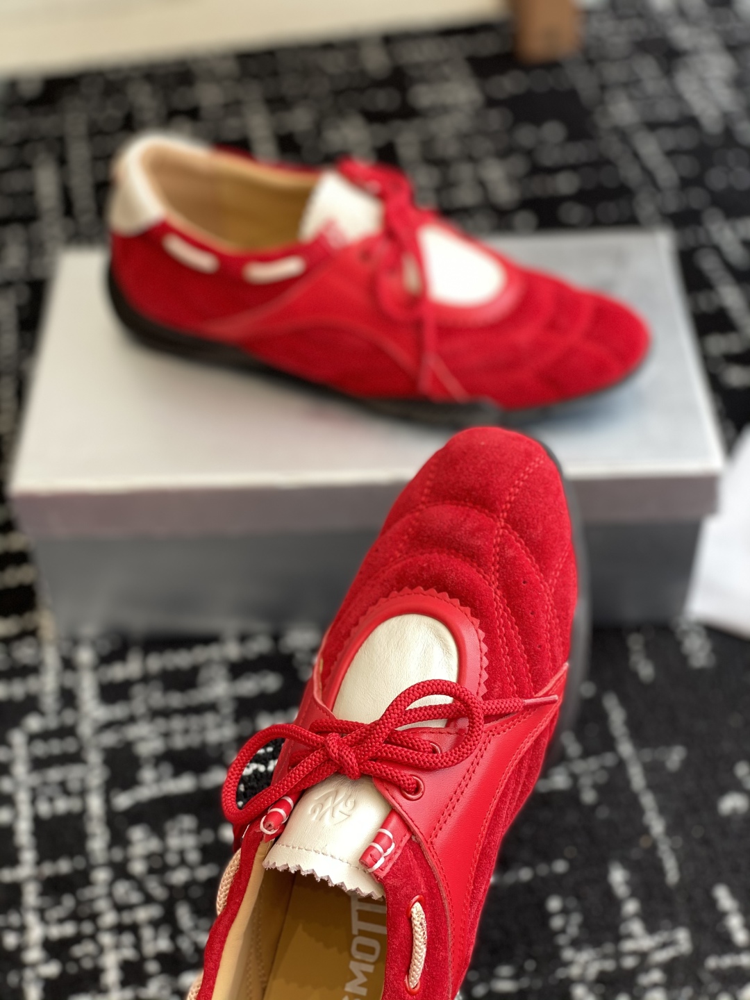 代购级
27QUAI 25ss 春夏新款 走秀款德训 拳击鞋 休闲鞋

设计理念源于拳击鞋和芭蕾舞鞋两者