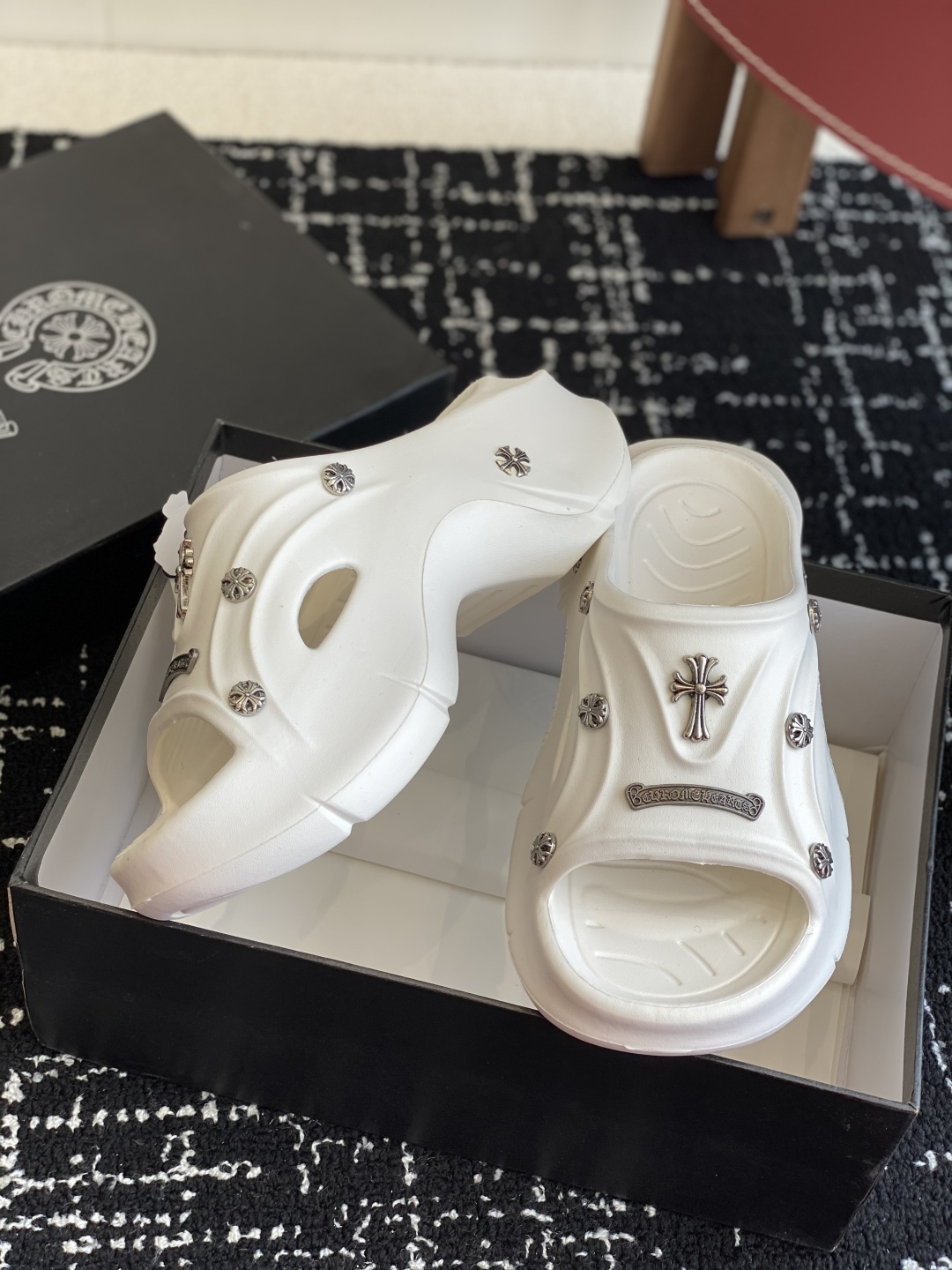 代购级
ChromeHearts  克罗心 24ss 今夏最流行的懒人拖鞋，韩版潮流夏季时尚半拖

高端