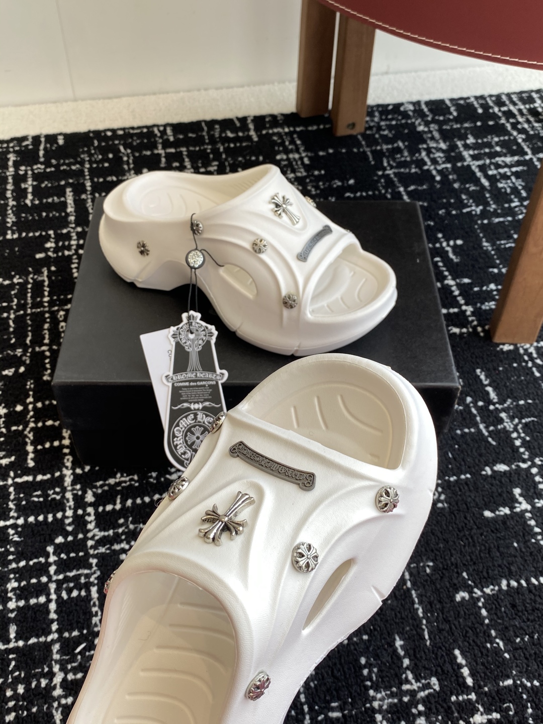 代购级
ChromeHearts  克罗心 24ss 今夏最流行的懒人拖鞋，韩版潮流夏季时尚半拖

高端