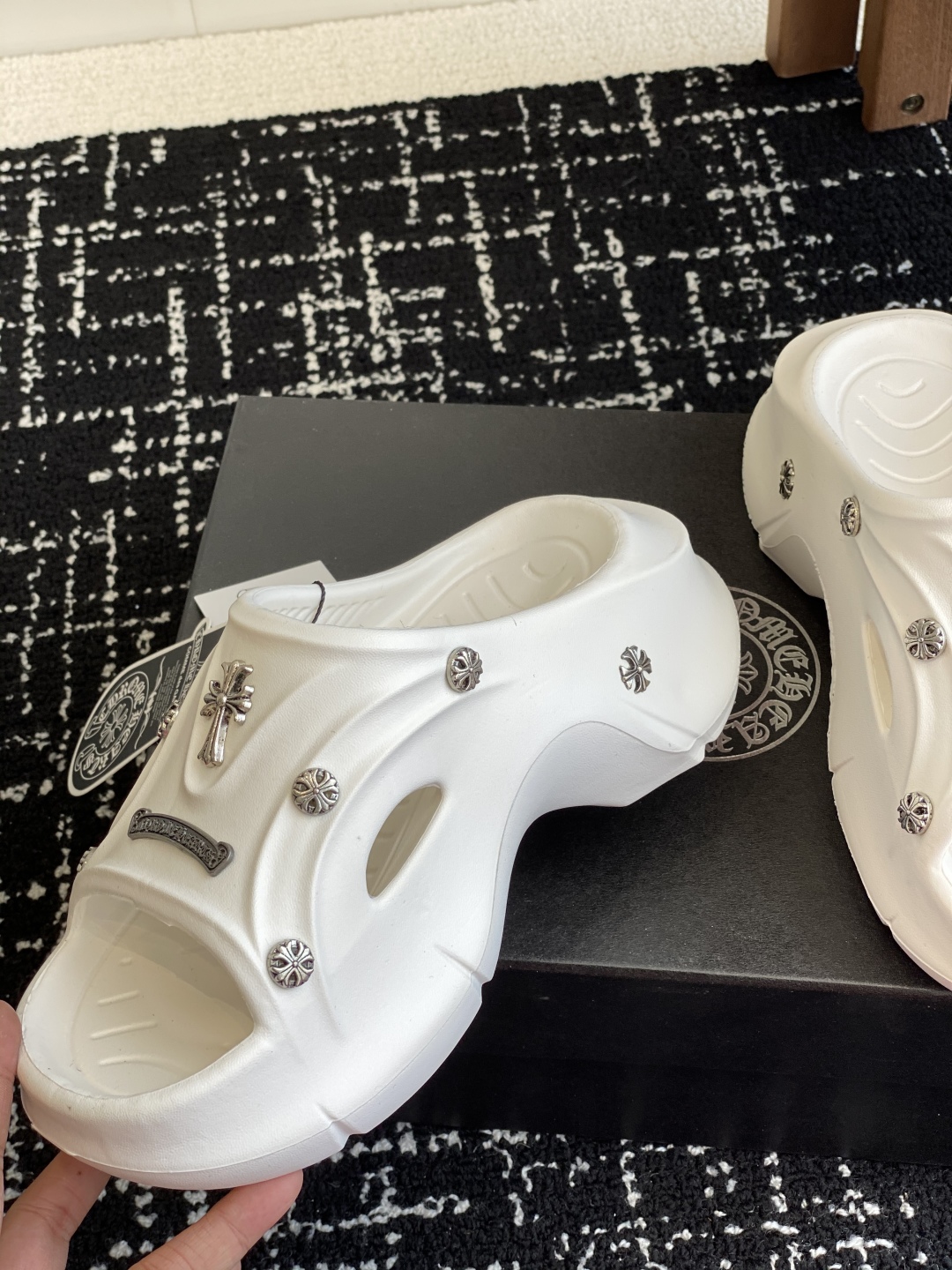 代购级
ChromeHearts  克罗心 24ss 今夏最流行的懒人拖鞋，韩版潮流夏季时尚半拖

高端