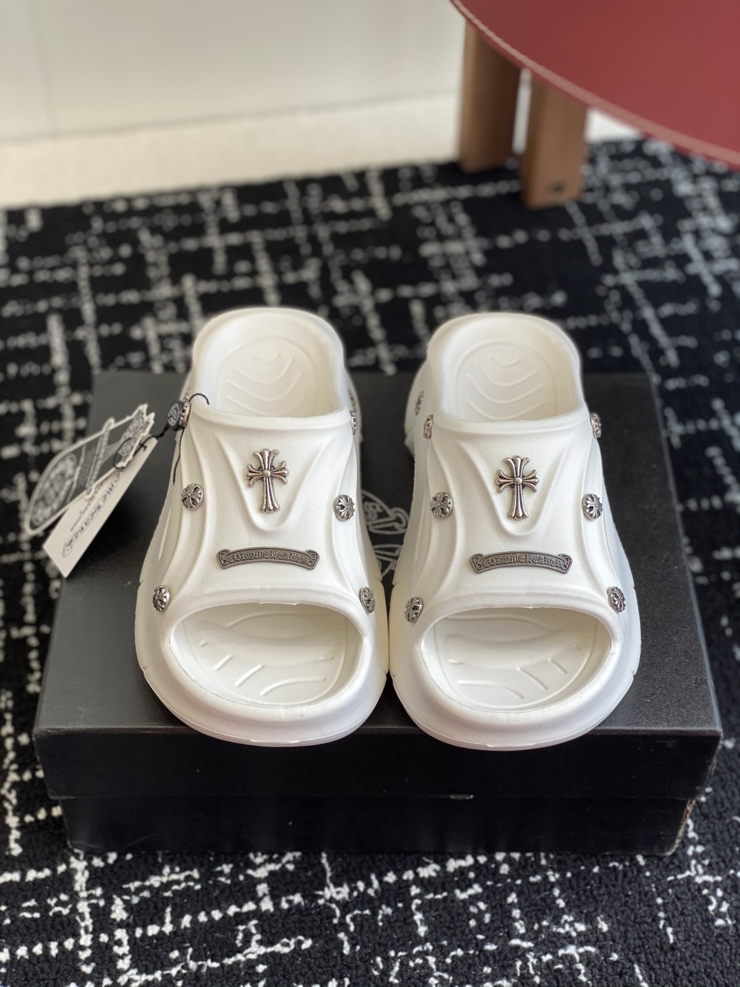 代购级
ChromeHearts  克罗心 24ss 今夏最流行的懒人拖鞋，韩版潮流夏季时尚半拖

高端