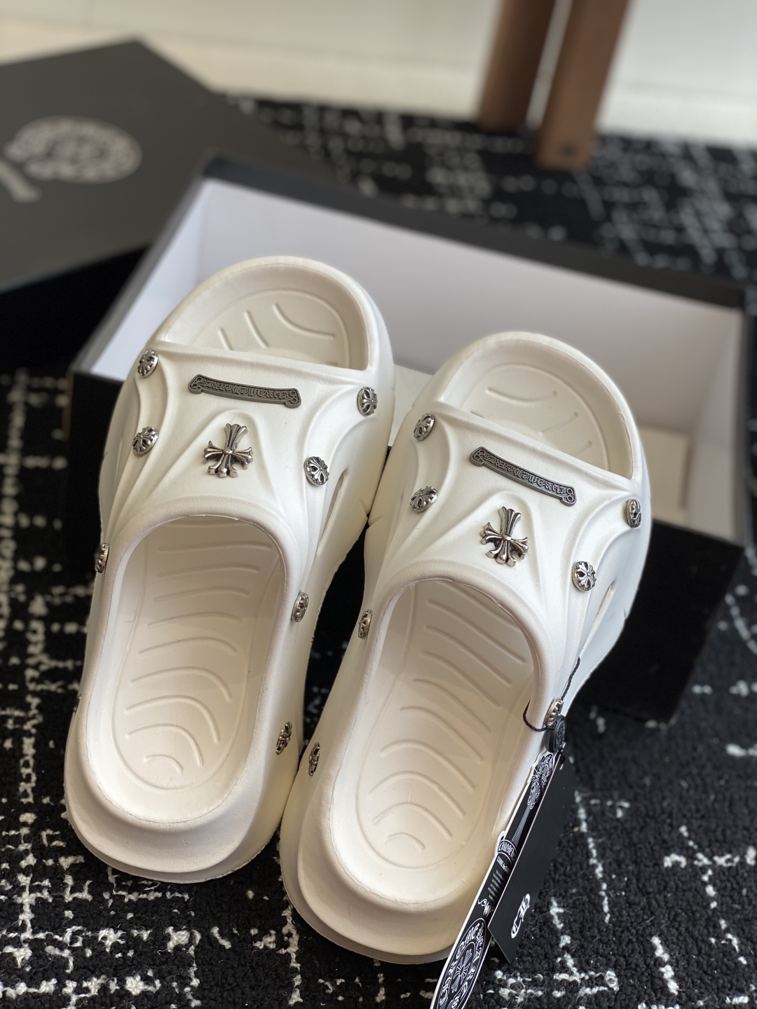 代购级
ChromeHearts  克罗心 24ss 今夏最流行的懒人拖鞋，韩版潮流夏季时尚半拖

高端