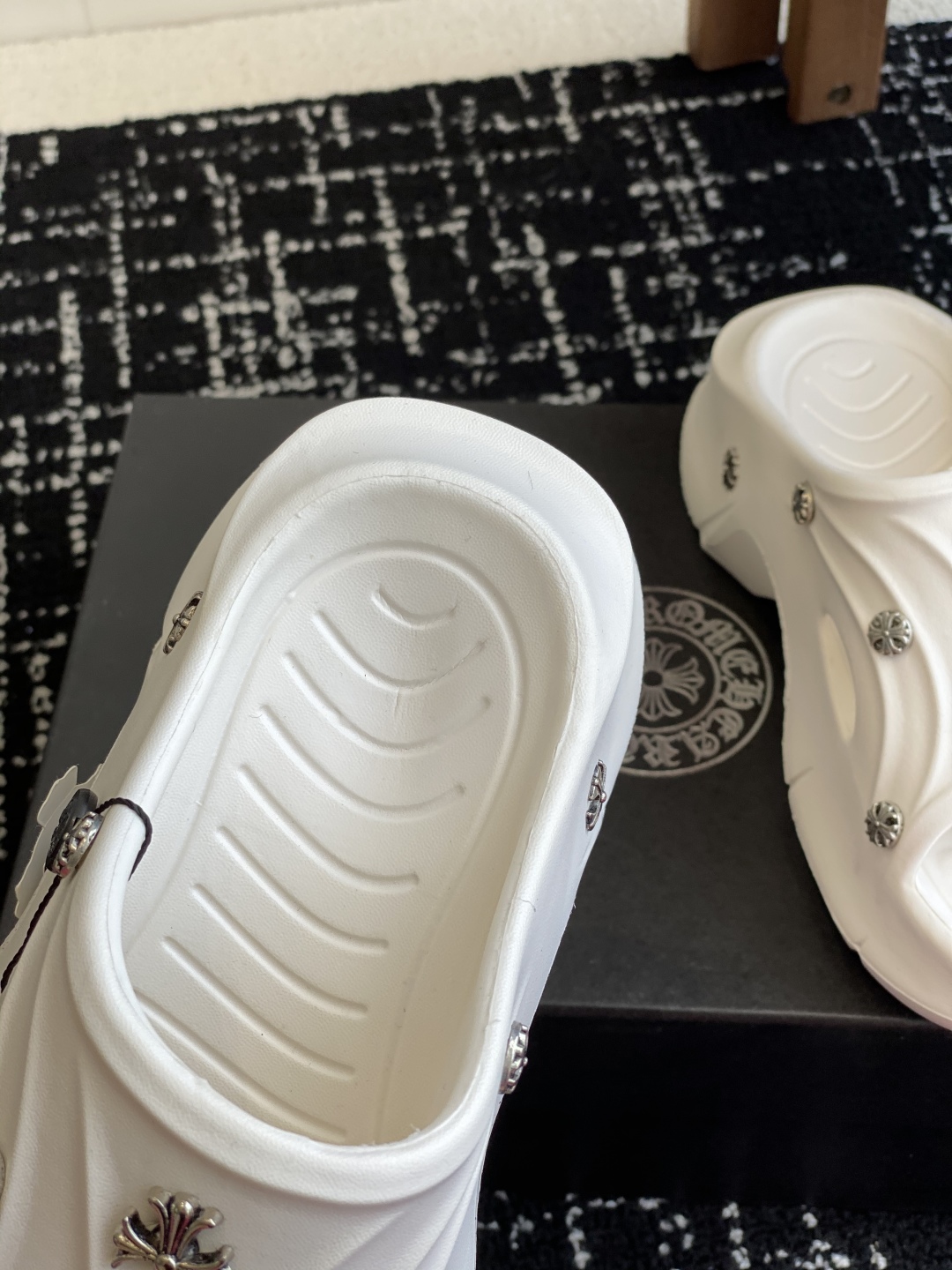 代购级
ChromeHearts  克罗心 24ss 今夏最流行的懒人拖鞋，韩版潮流夏季时尚半拖

高端