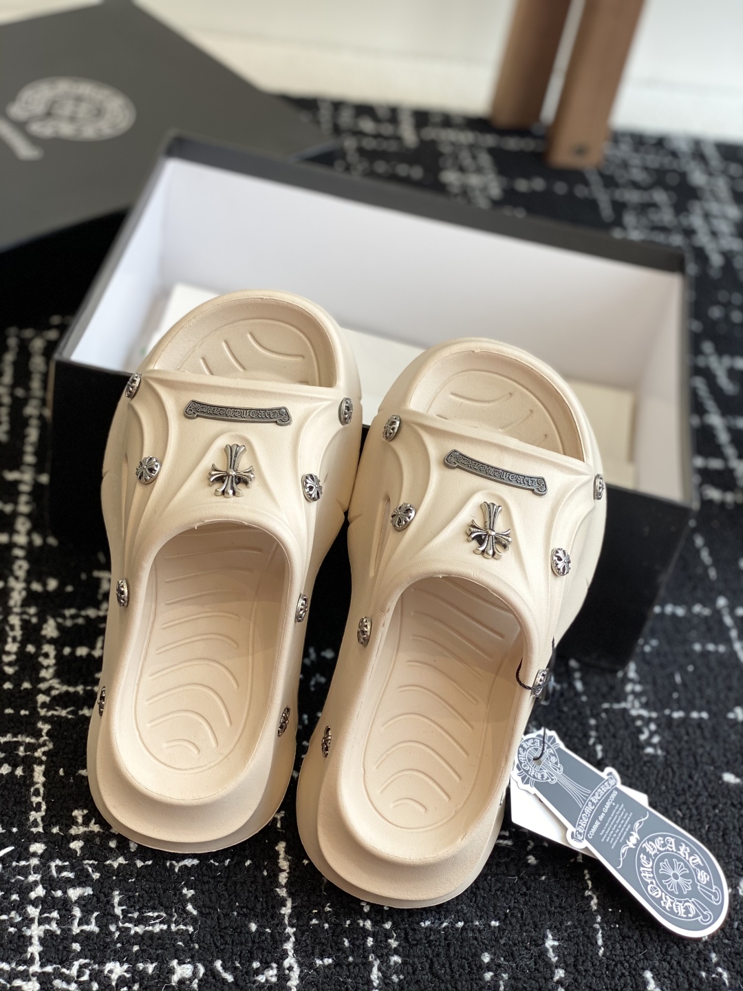 代购级
ChromeHearts  克罗心 24ss 今夏最流行的懒人拖鞋，韩版潮流夏季时尚半拖

高端