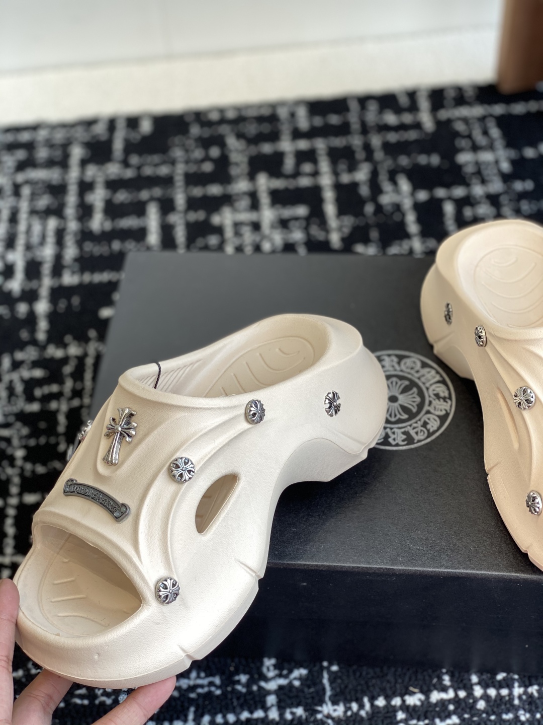 代购级
ChromeHearts  克罗心 24ss 今夏最流行的懒人拖鞋，韩版潮流夏季时尚半拖

高端
