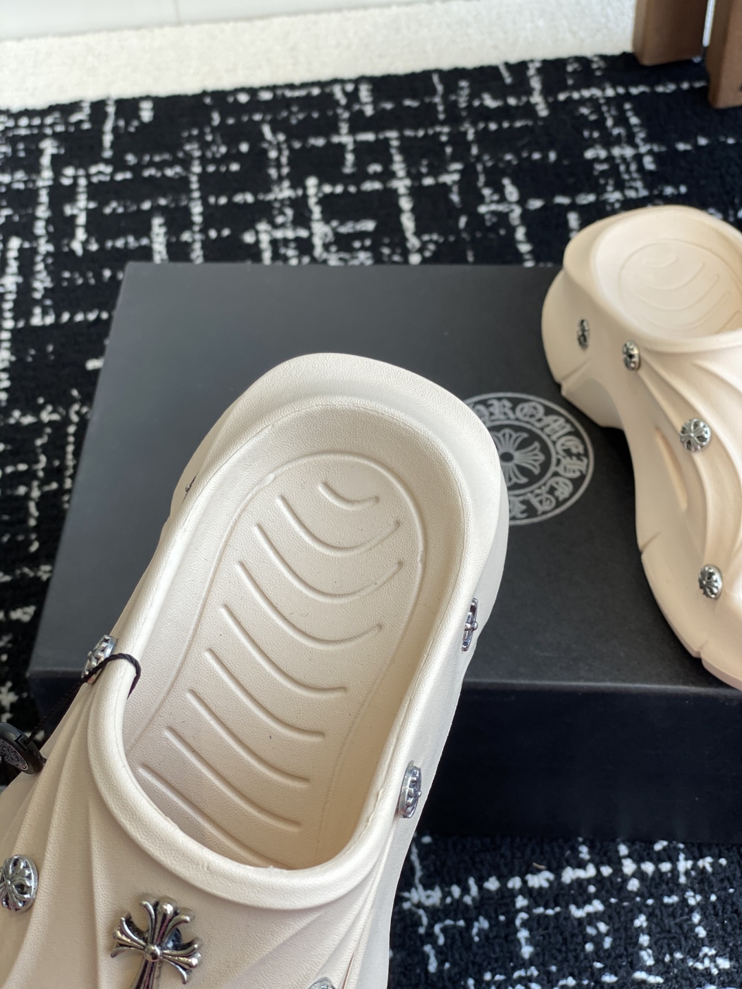 代购级
ChromeHearts  克罗心 24ss 今夏最流行的懒人拖鞋，韩版潮流夏季时尚半拖

高端