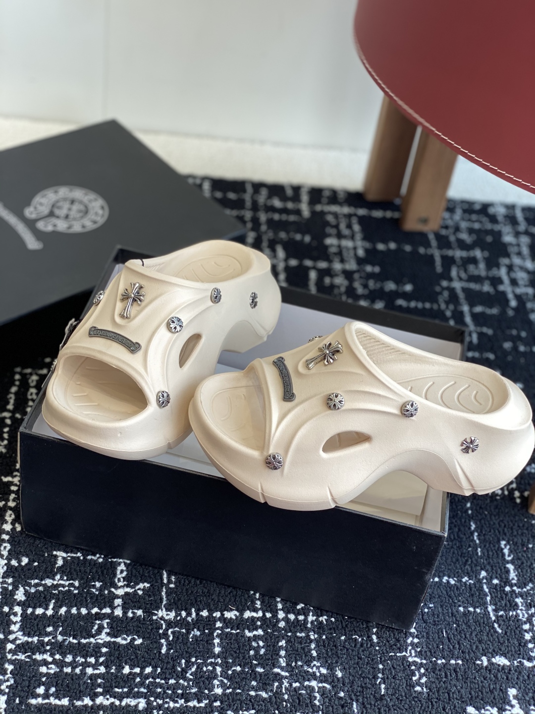 代购级
ChromeHearts  克罗心 24ss 今夏最流行的懒人拖鞋，韩版潮流夏季时尚半拖

高端
