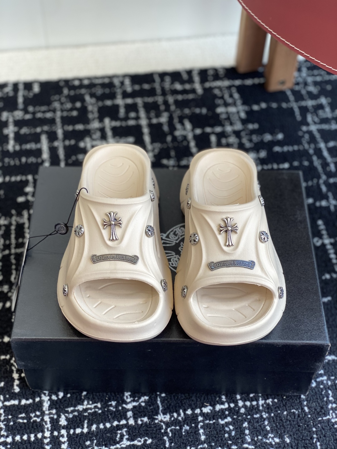 代购级
ChromeHearts  克罗心 24ss 今夏最流行的懒人拖鞋，韩版潮流夏季时尚半拖

高端