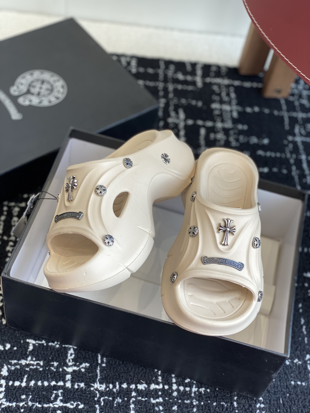 代购级
ChromeHearts  克罗心 24ss 今夏最流行的懒人拖鞋，韩版潮流夏季时尚半拖

高端