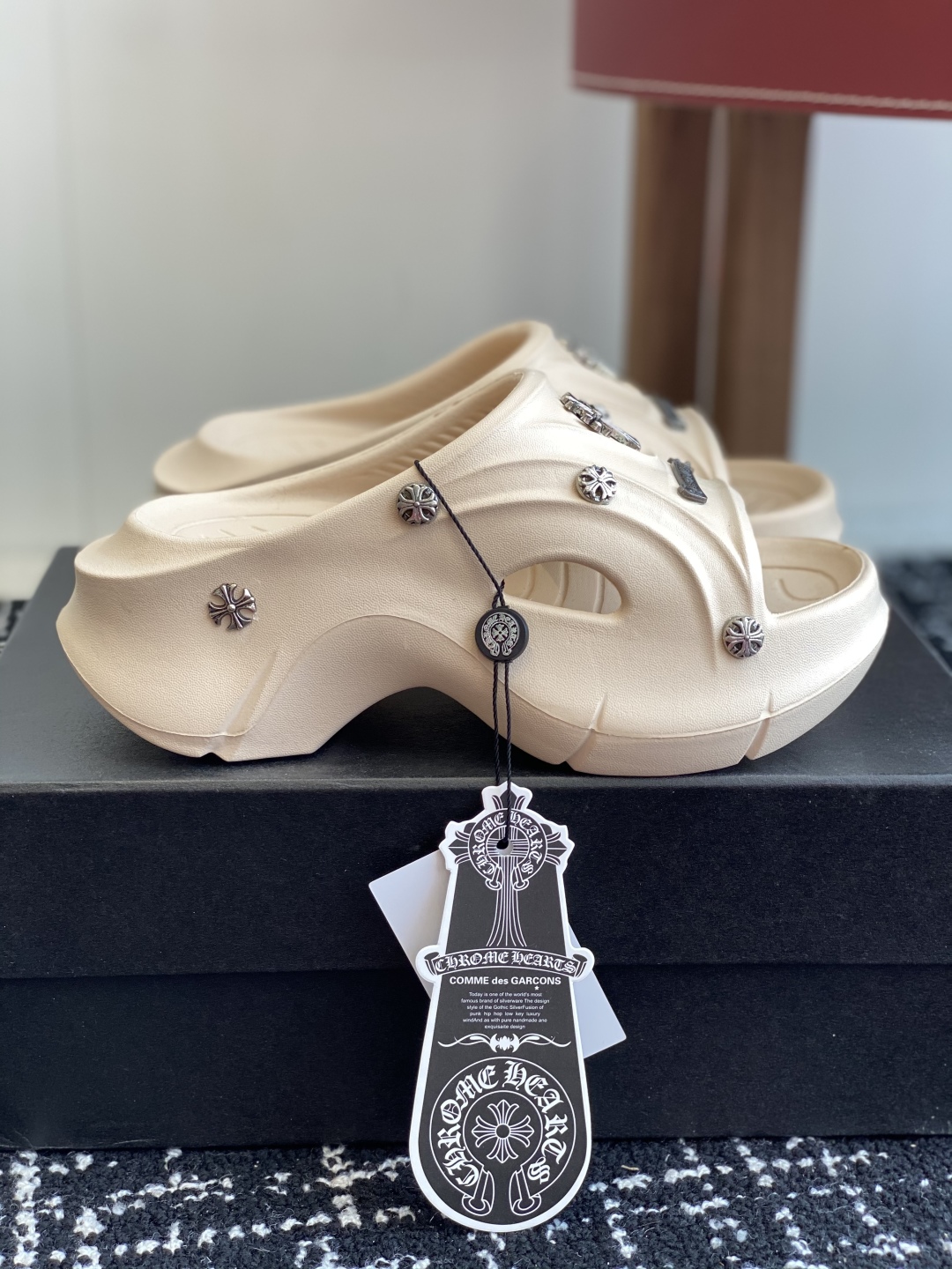 代购级
ChromeHearts  克罗心 24ss 今夏最流行的懒人拖鞋，韩版潮流夏季时尚半拖

高端