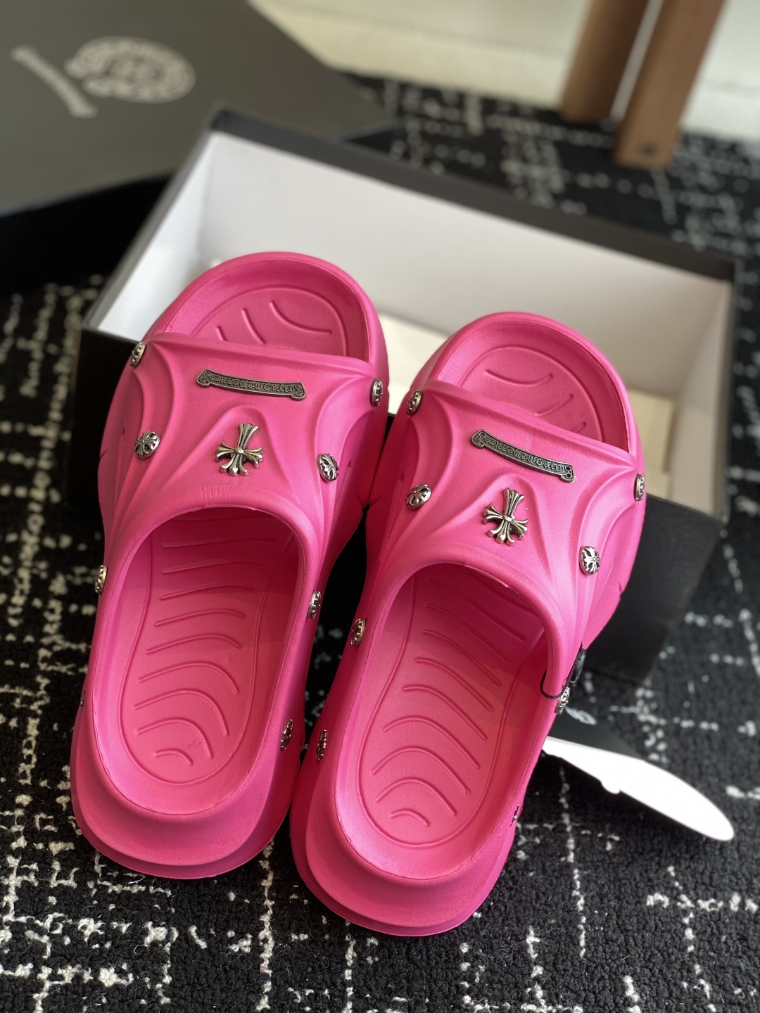 代购级
ChromeHearts  克罗心 24ss 今夏最流行的懒人拖鞋，韩版潮流夏季时尚半拖

高端