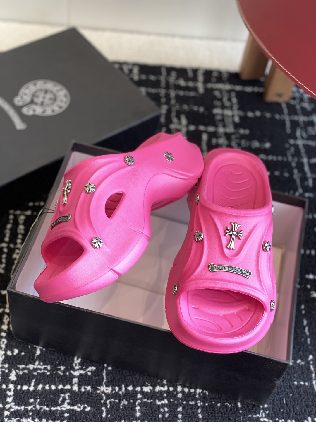 代购级
ChromeHearts  克罗心 24ss 今夏最流行的懒人拖鞋，韩版潮流夏季时尚半拖

高端