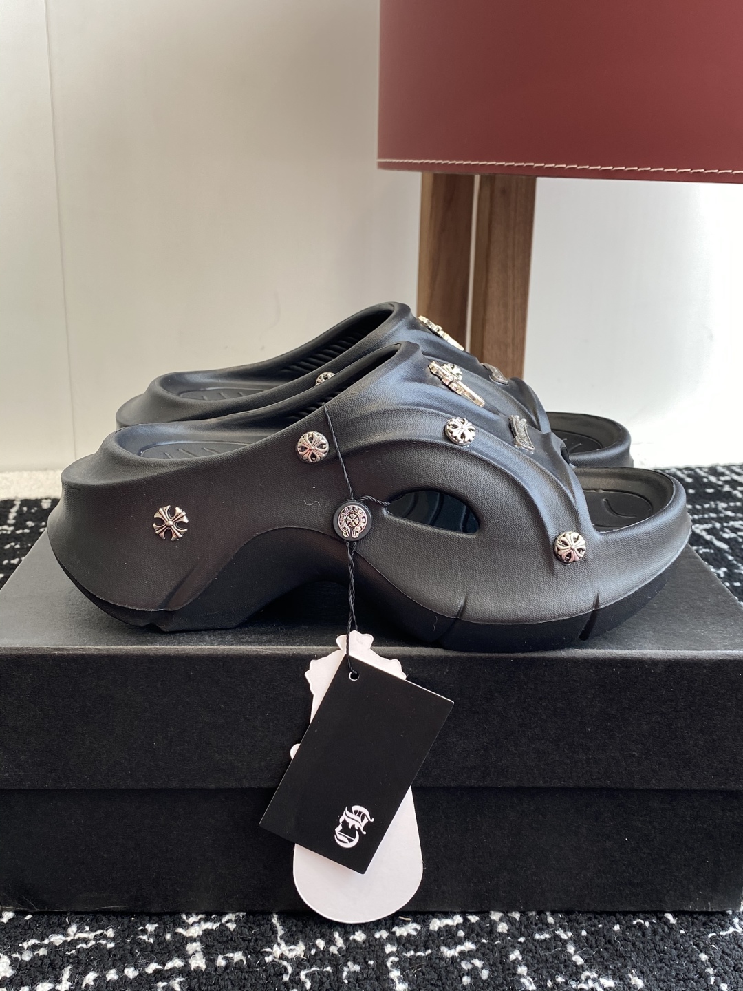 代购级
ChromeHearts  克罗心 24ss 今夏最流行的懒人拖鞋，韩版潮流夏季时尚半拖

高端