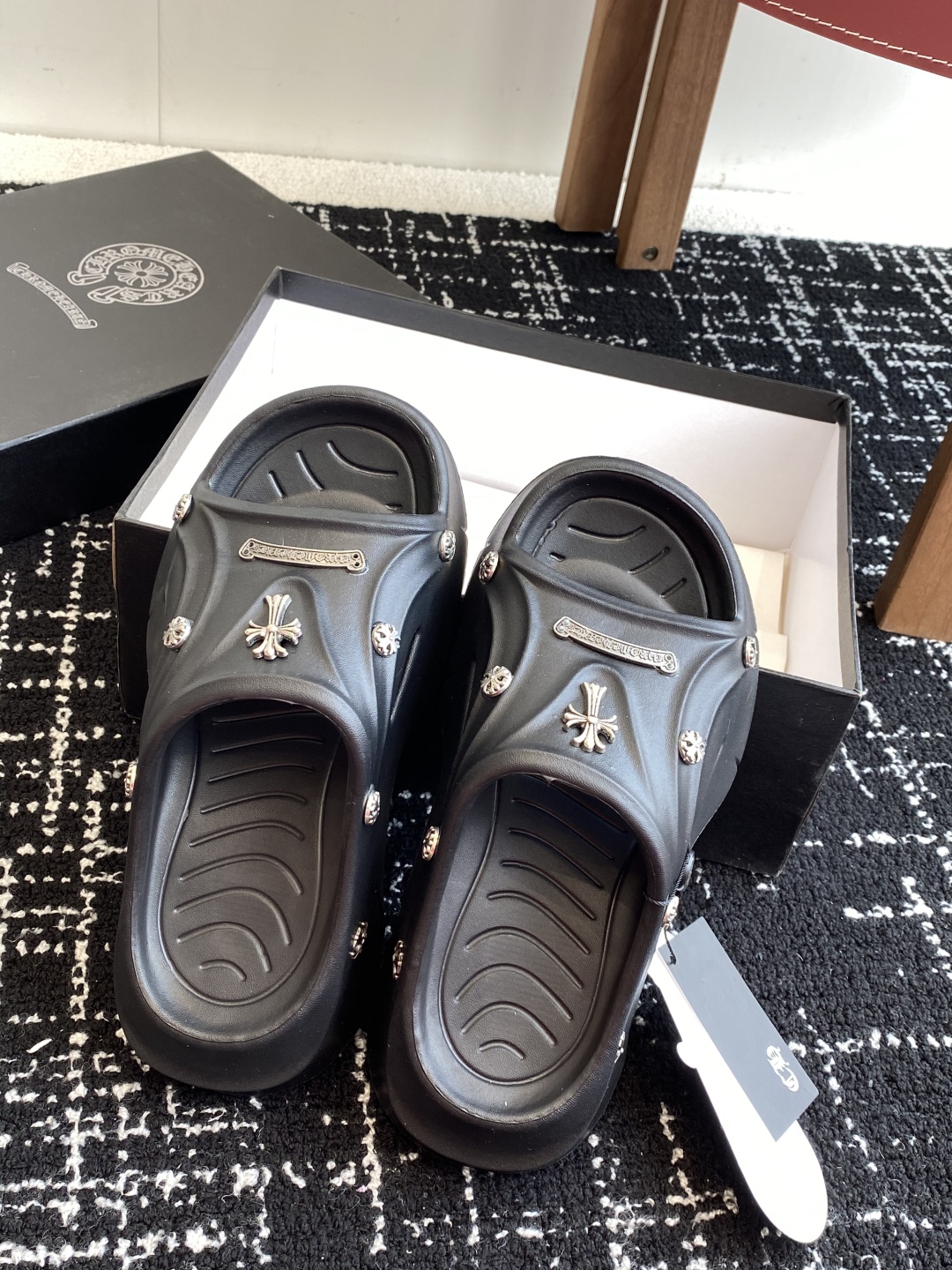 代购级
ChromeHearts  克罗心 24ss 今夏最流行的懒人拖鞋，韩版潮流夏季时尚半拖

高端