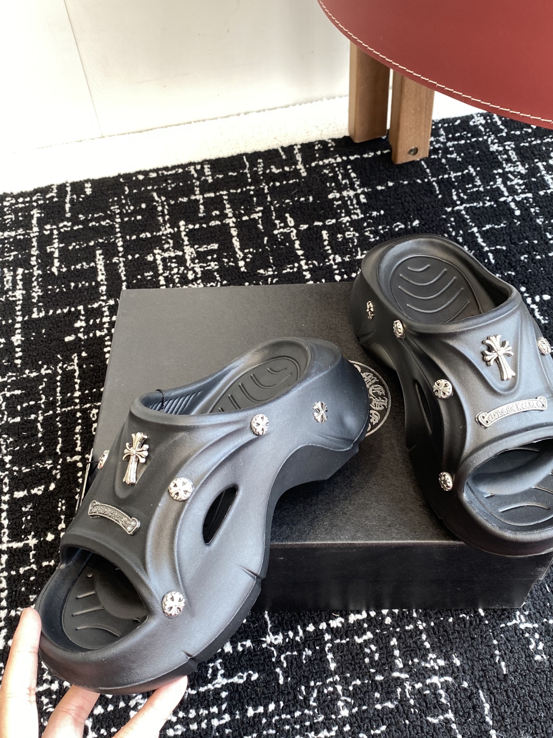 代购级
ChromeHearts  克罗心 24ss 今夏最流行的懒人拖鞋，韩版潮流夏季时尚半拖

高端