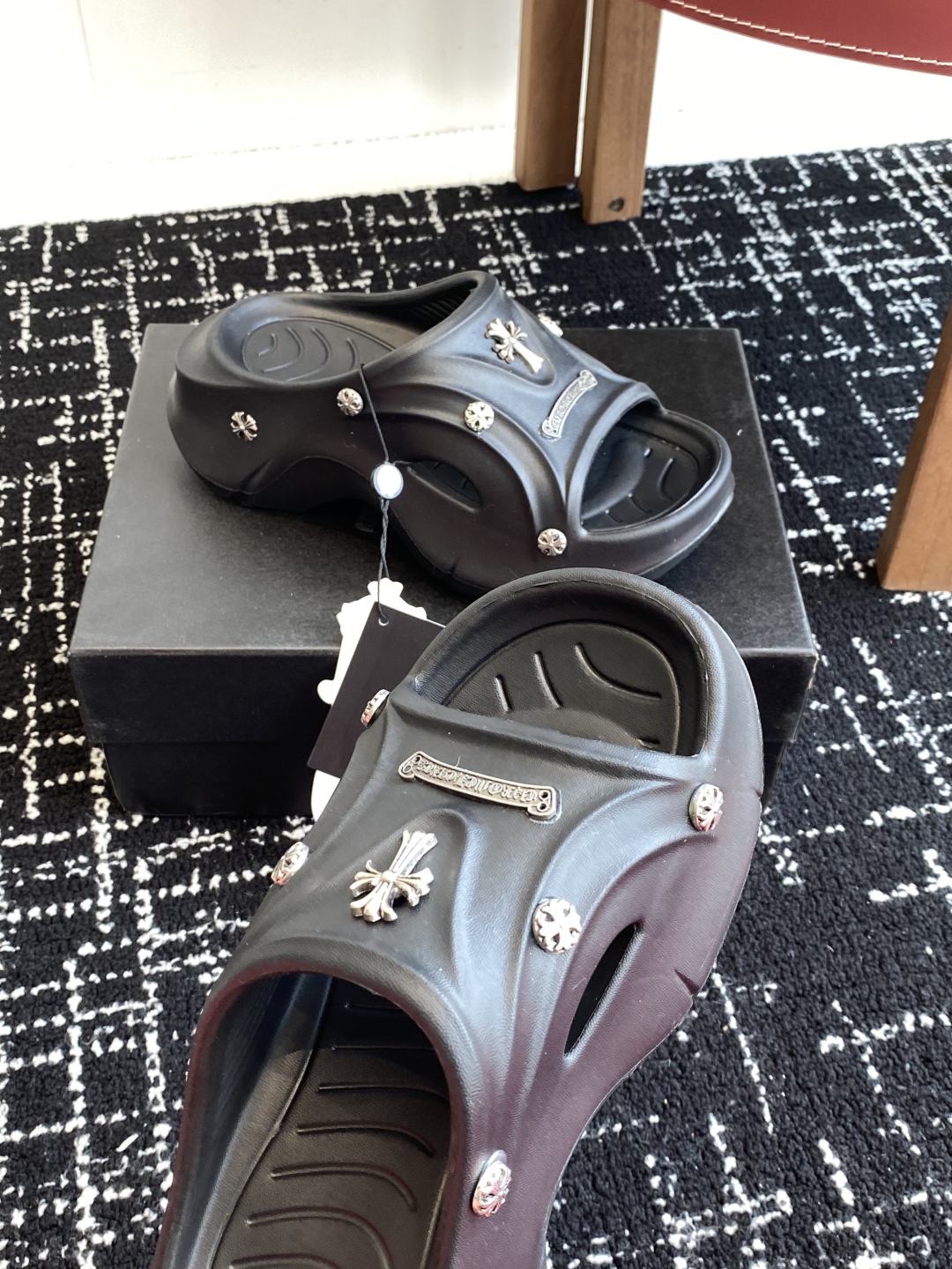代购级
ChromeHearts  克罗心 24ss 今夏最流行的懒人拖鞋，韩版潮流夏季时尚半拖

高端