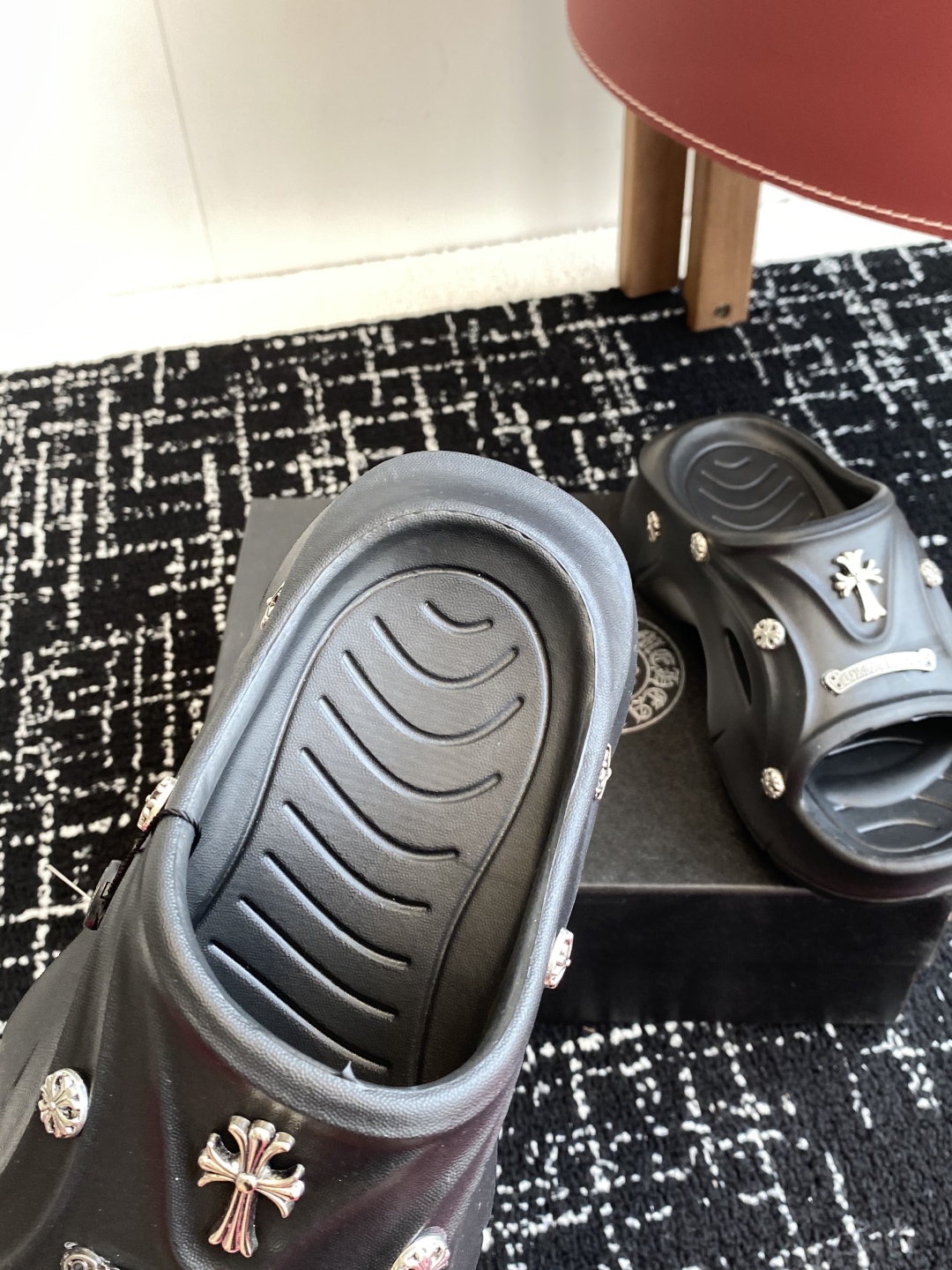 代购级
ChromeHearts  克罗心 24ss 今夏最流行的懒人拖鞋，韩版潮流夏季时尚半拖

高端