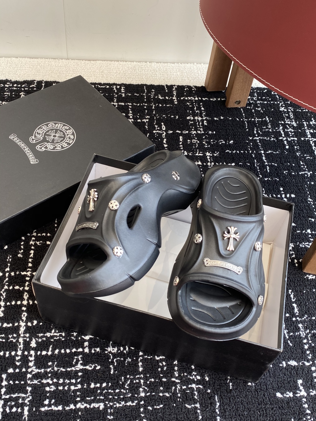 代购级
ChromeHearts  克罗心 24ss 今夏最流行的懒人拖鞋，韩版潮流夏季时尚半拖

高端