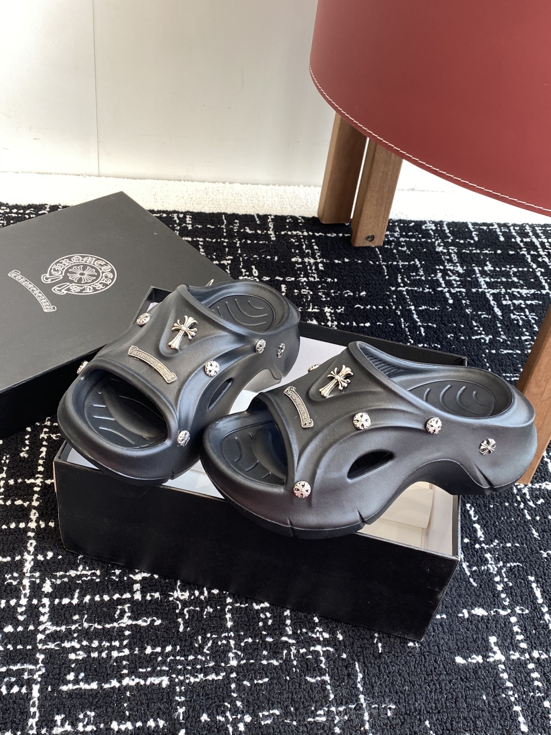 代购级
ChromeHearts  克罗心 24ss 今夏最流行的懒人拖鞋，韩版潮流夏季时尚半拖

高端