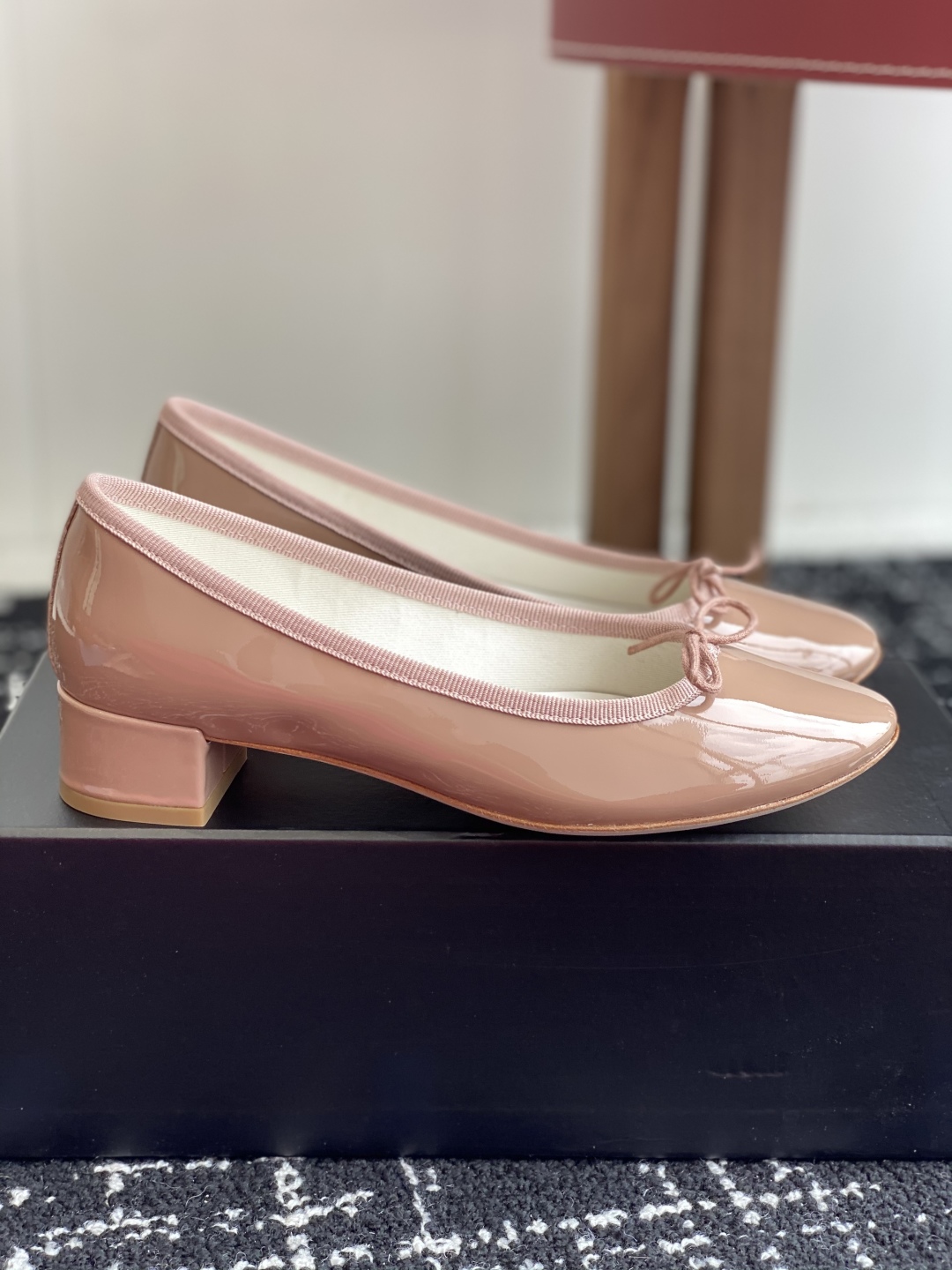 代购级
Repetto 小粗跟芭蕾舞鞋 单鞋

鞋头和鞋垫里面 上脚脚感舒适显瘦 配啥啥好看哈！仙女们冲