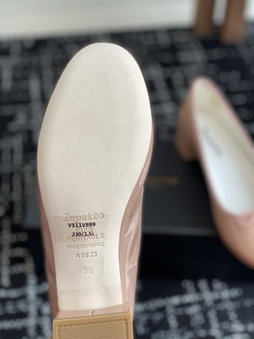 代购级
Repetto 小粗跟芭蕾舞鞋 单鞋

鞋头和鞋垫里面 上脚脚感舒适显瘦 配啥啥好看哈！仙女们冲