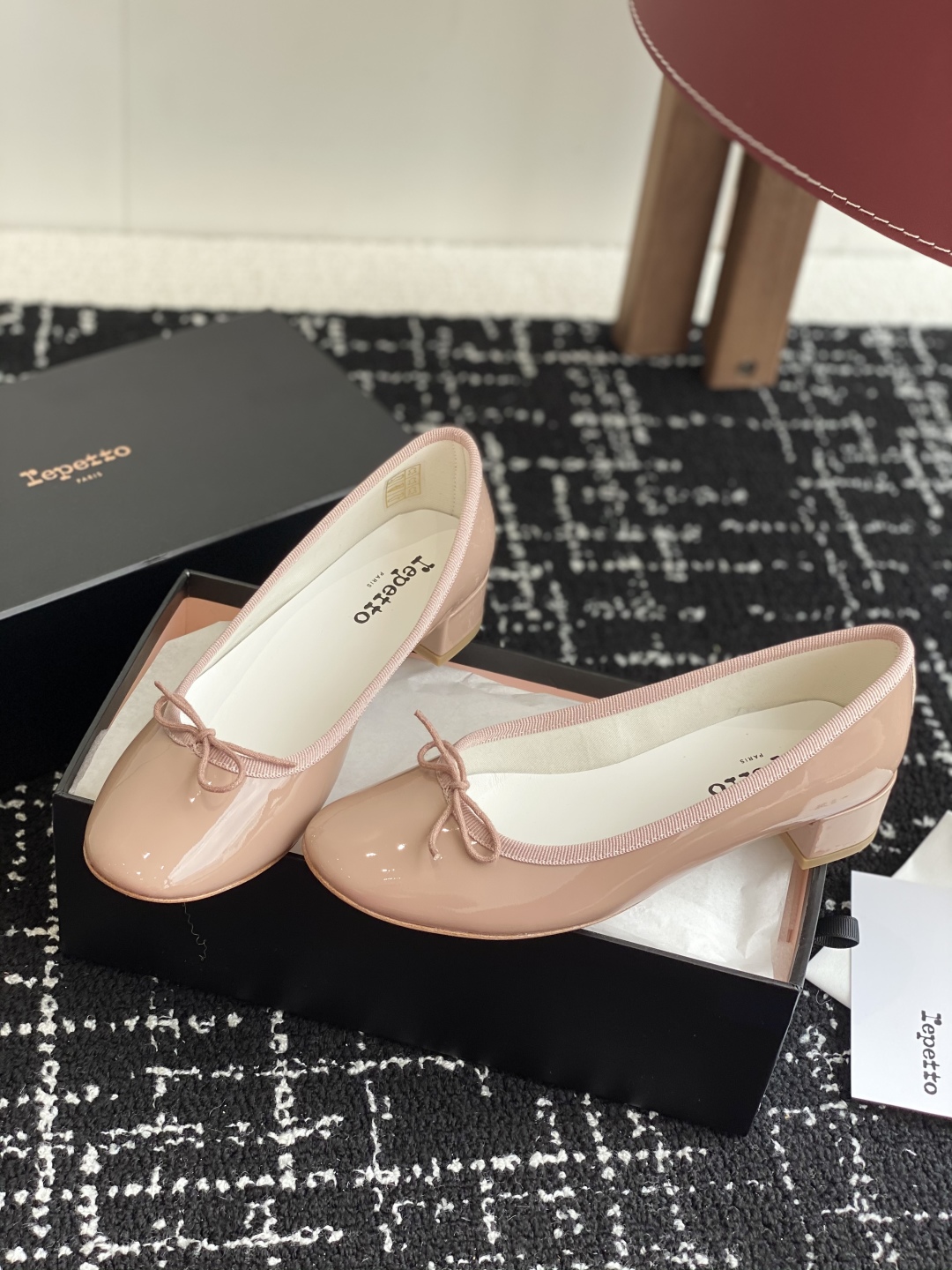 代购级
Repetto 小粗跟芭蕾舞鞋 单鞋

鞋头和鞋垫里面 上脚脚感舒适显瘦 配啥啥好看哈！仙女们冲