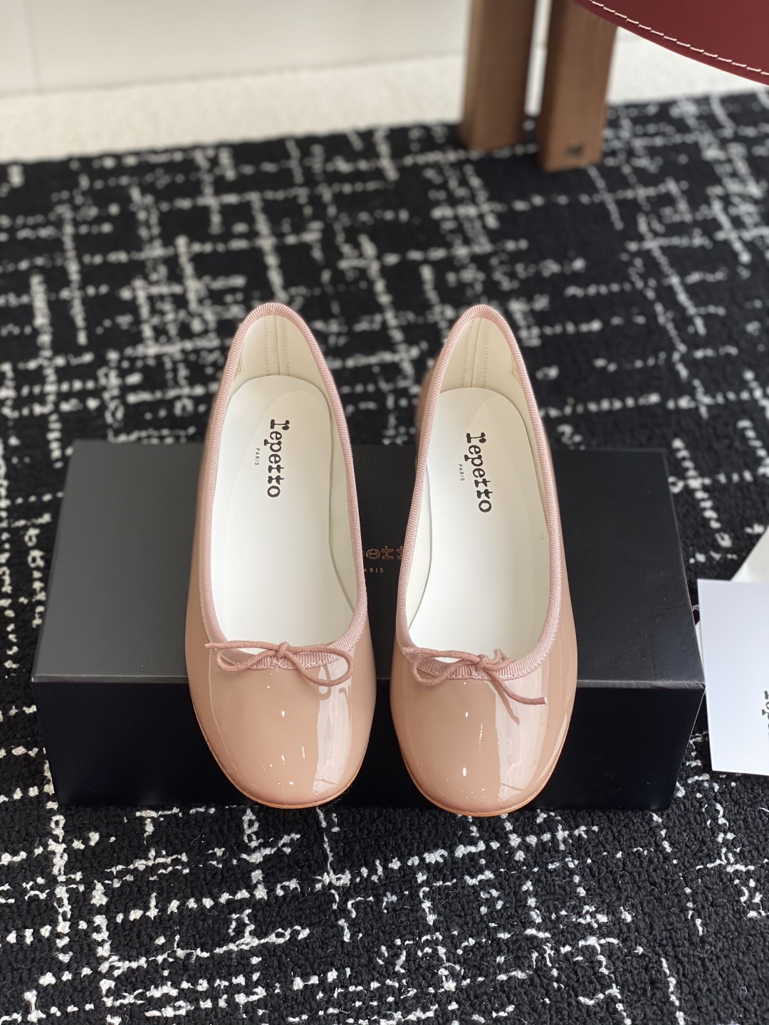 代购级
Repetto 小粗跟芭蕾舞鞋 单鞋

鞋头和鞋垫里面 上脚脚感舒适显瘦 配啥啥好看哈！仙女们冲