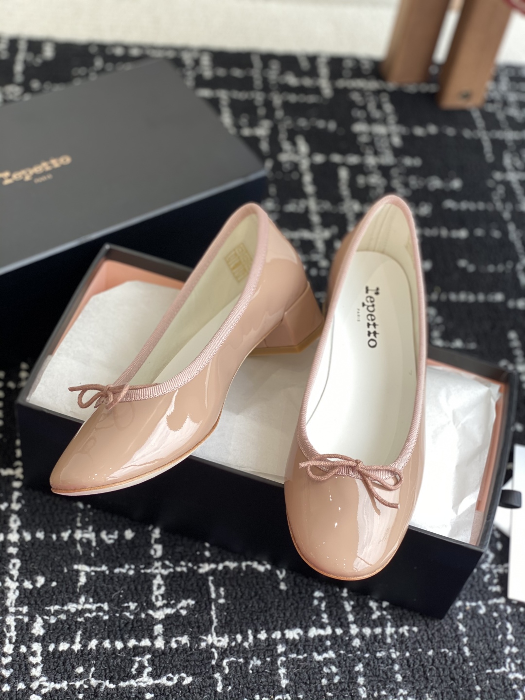代购级
Repetto 小粗跟芭蕾舞鞋 单鞋

鞋头和鞋垫里面 上脚脚感舒适显瘦 配啥啥好看哈！仙女们冲