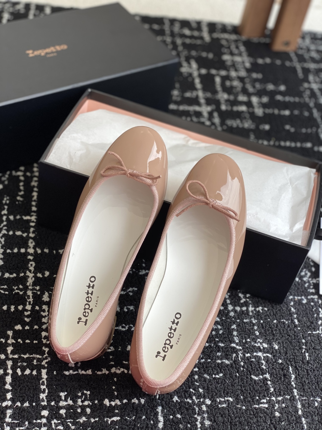 代购级
Repetto 小粗跟芭蕾舞鞋 单鞋

鞋头和鞋垫里面 上脚脚感舒适显瘦 配啥啥好看哈！仙女们冲