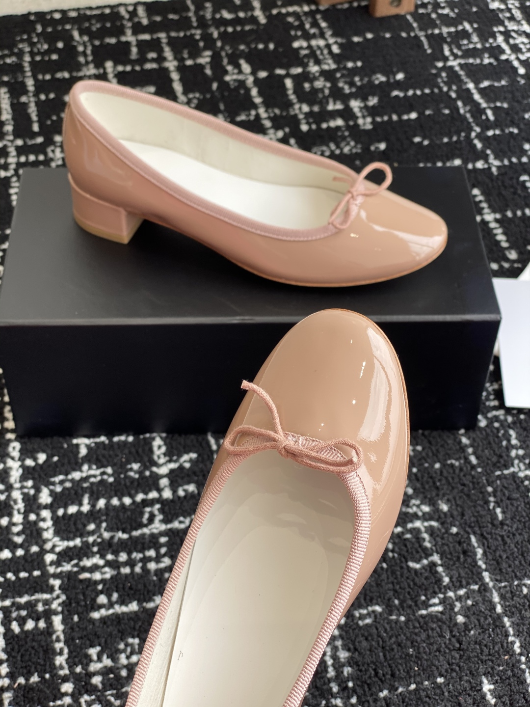 代购级
Repetto 小粗跟芭蕾舞鞋 单鞋

鞋头和鞋垫里面 上脚脚感舒适显瘦 配啥啥好看哈！仙女们冲