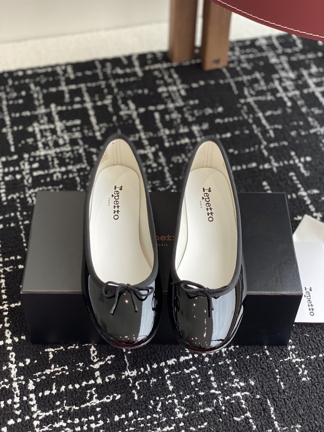 代购级
Repetto 小粗跟芭蕾舞鞋 单鞋

鞋头和鞋垫里面 上脚脚感舒适显瘦 配啥啥好看哈！仙女们冲