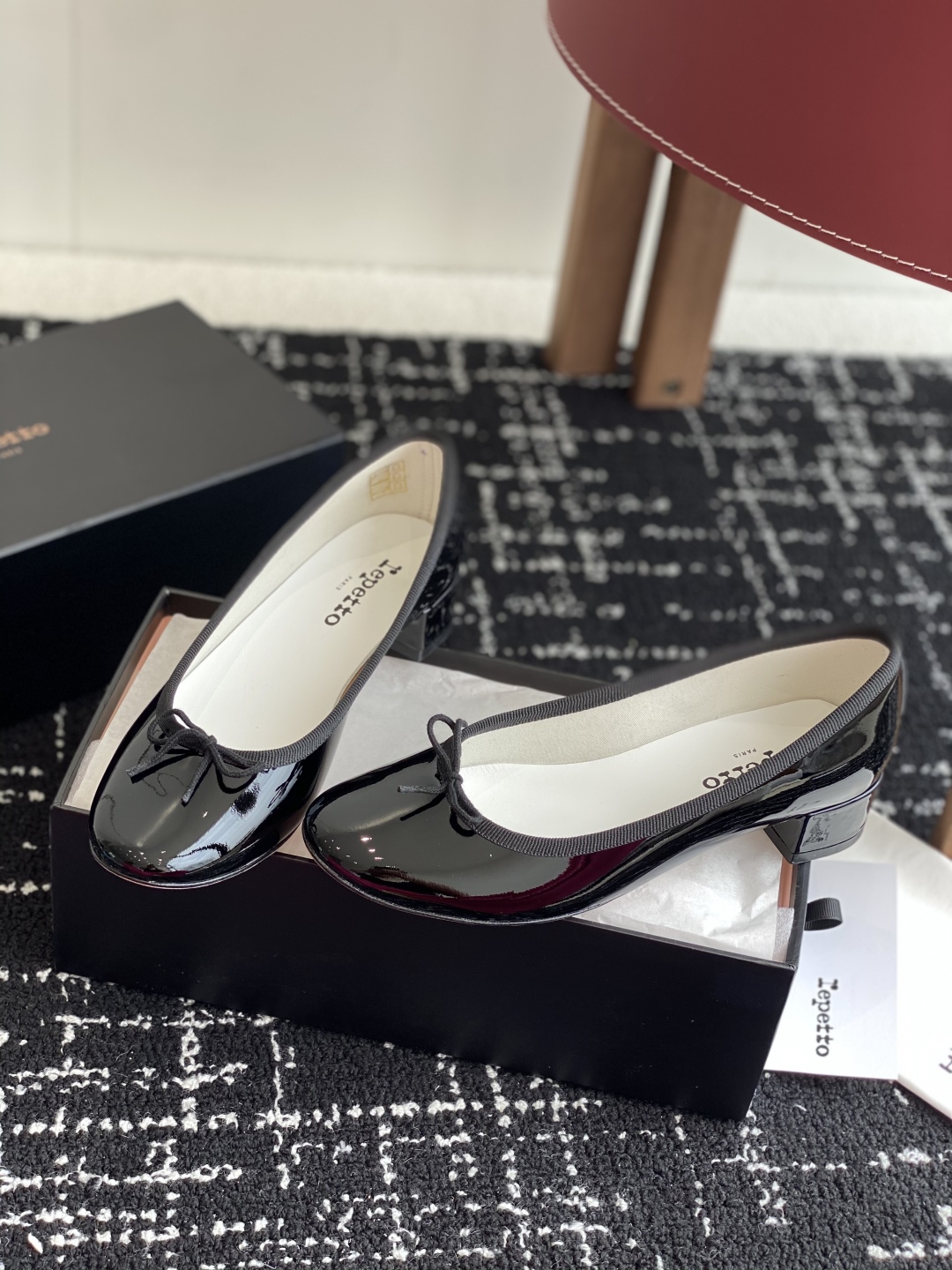 代购级
Repetto 小粗跟芭蕾舞鞋 单鞋

鞋头和鞋垫里面 上脚脚感舒适显瘦 配啥啥好看哈！仙女们冲