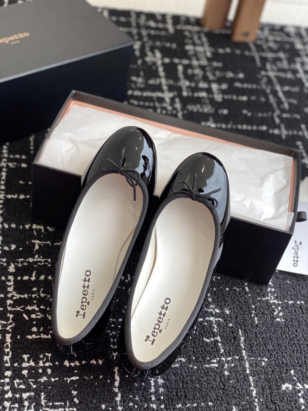 代购级
Repetto 小粗跟芭蕾舞鞋 单鞋

鞋头和鞋垫里面 上脚脚感舒适显瘦 配啥啥好看哈！仙女们冲