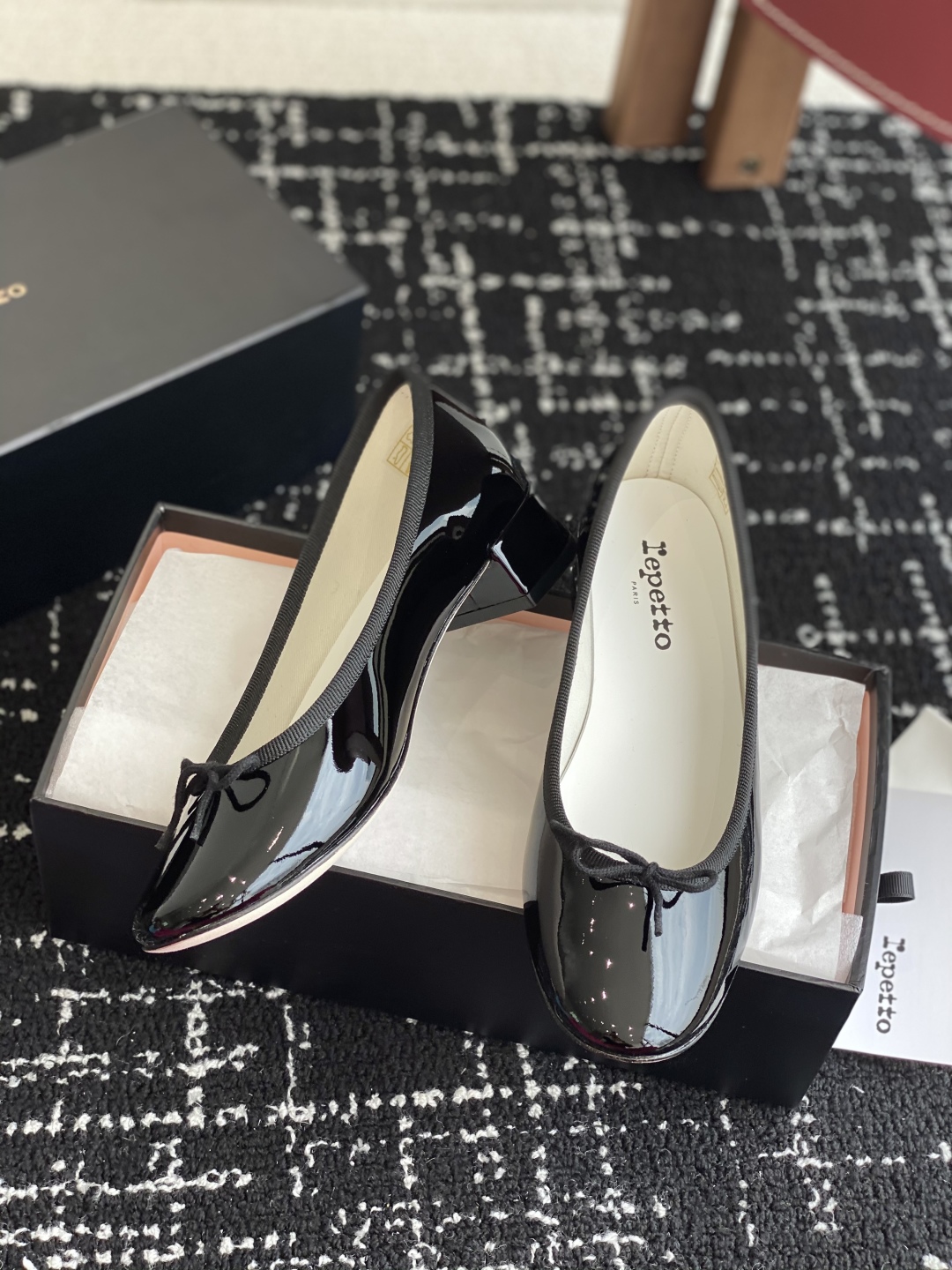 代购级
Repetto 小粗跟芭蕾舞鞋 单鞋

鞋头和鞋垫里面 上脚脚感舒适显瘦 配啥啥好看哈！仙女们冲