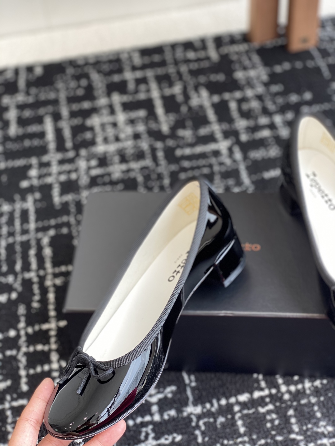代购级
Repetto 小粗跟芭蕾舞鞋 单鞋

鞋头和鞋垫里面 上脚脚感舒适显瘦 配啥啥好看哈！仙女们冲