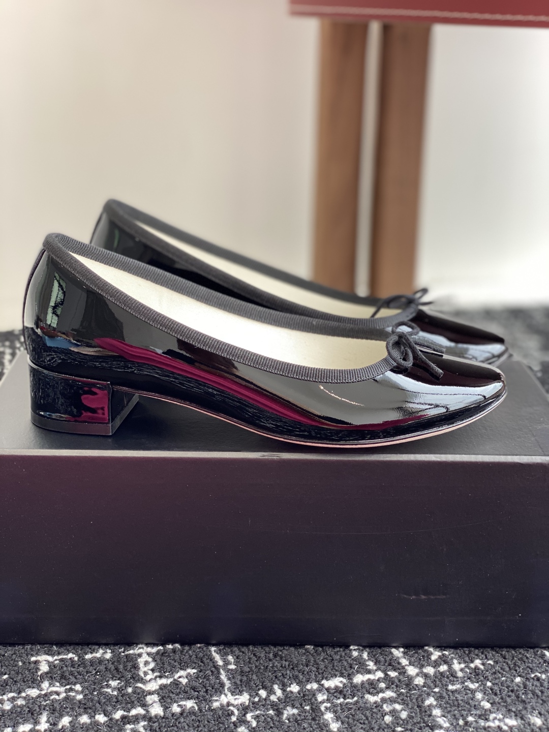 代购级
Repetto 小粗跟芭蕾舞鞋 单鞋

鞋头和鞋垫里面 上脚脚感舒适显瘦 配啥啥好看哈！仙女们冲