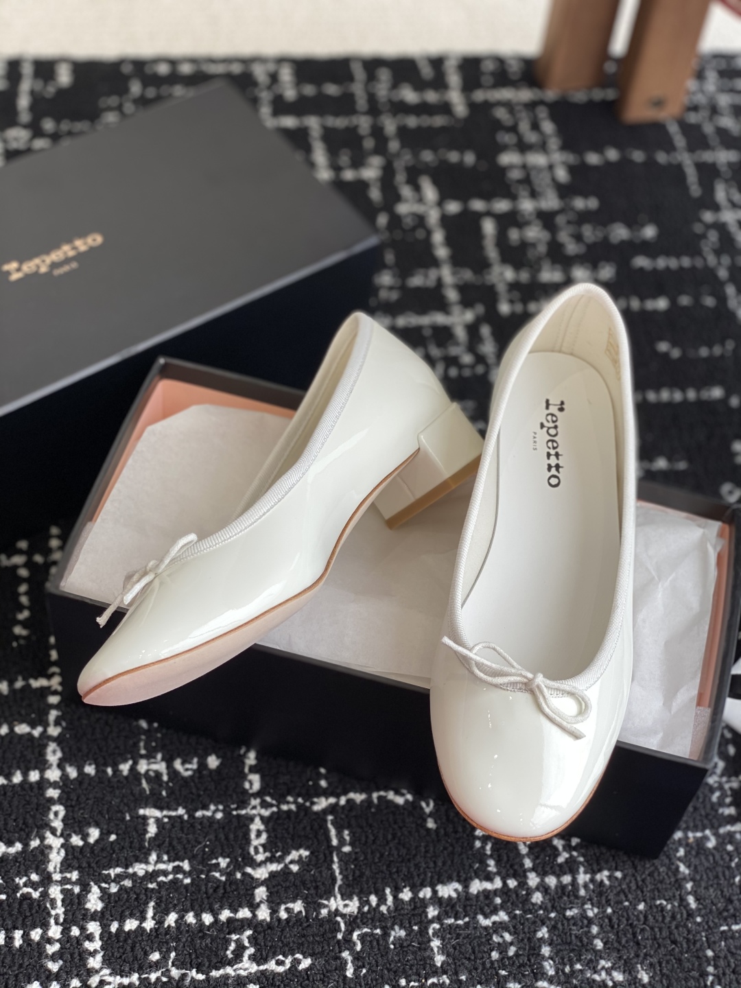 代购级
Repetto 小粗跟芭蕾舞鞋 单鞋

鞋头和鞋垫里面 上脚脚感舒适显瘦 配啥啥好看哈！仙女们冲