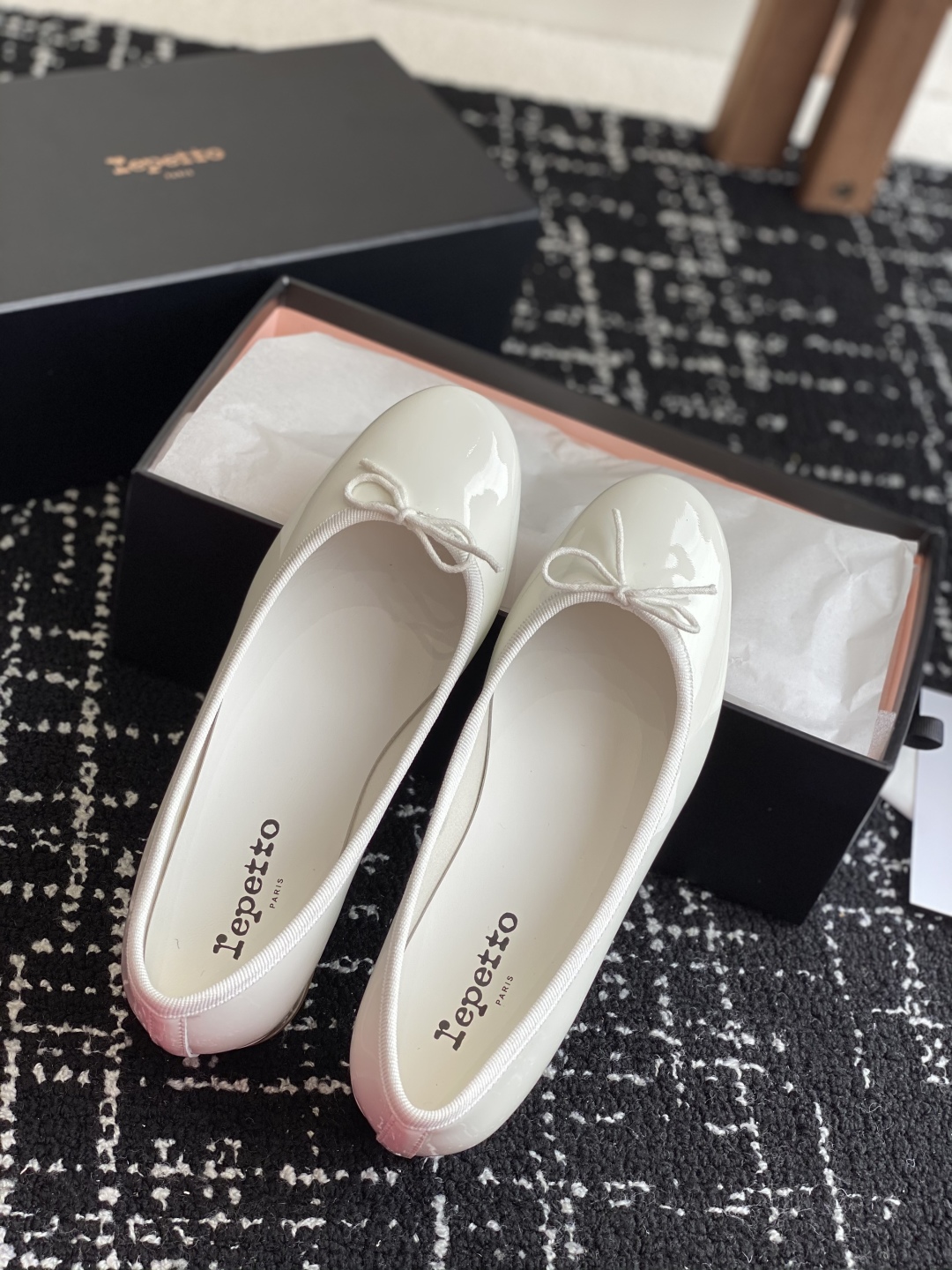 代购级
Repetto 小粗跟芭蕾舞鞋 单鞋

鞋头和鞋垫里面 上脚脚感舒适显瘦 配啥啥好看哈！仙女们冲