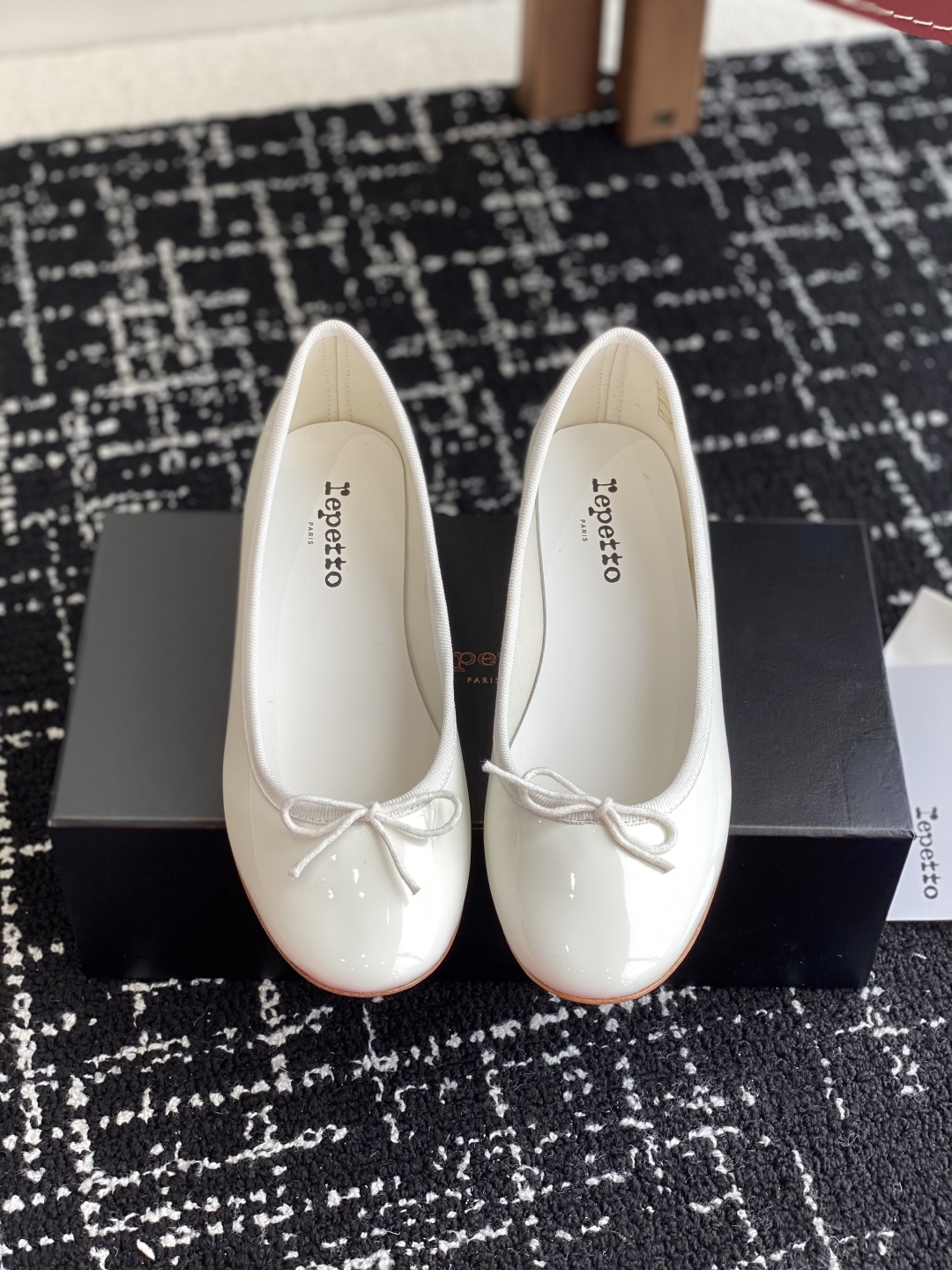 代购级
Repetto 小粗跟芭蕾舞鞋 单鞋

鞋头和鞋垫里面 上脚脚感舒适显瘦 配啥啥好看哈！仙女们冲