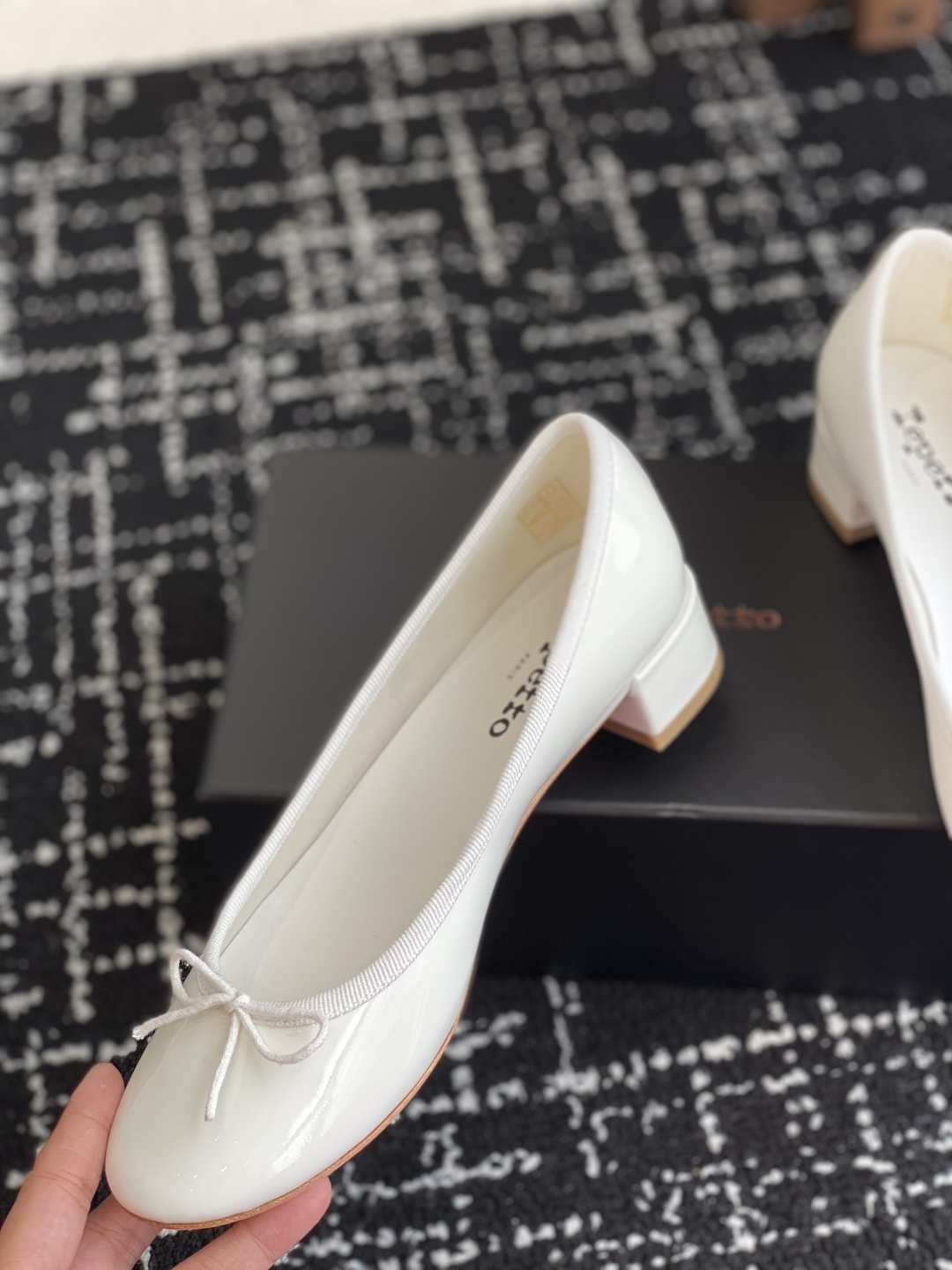 代购级
Repetto 小粗跟芭蕾舞鞋 单鞋

鞋头和鞋垫里面 上脚脚感舒适显瘦 配啥啥好看哈！仙女们冲