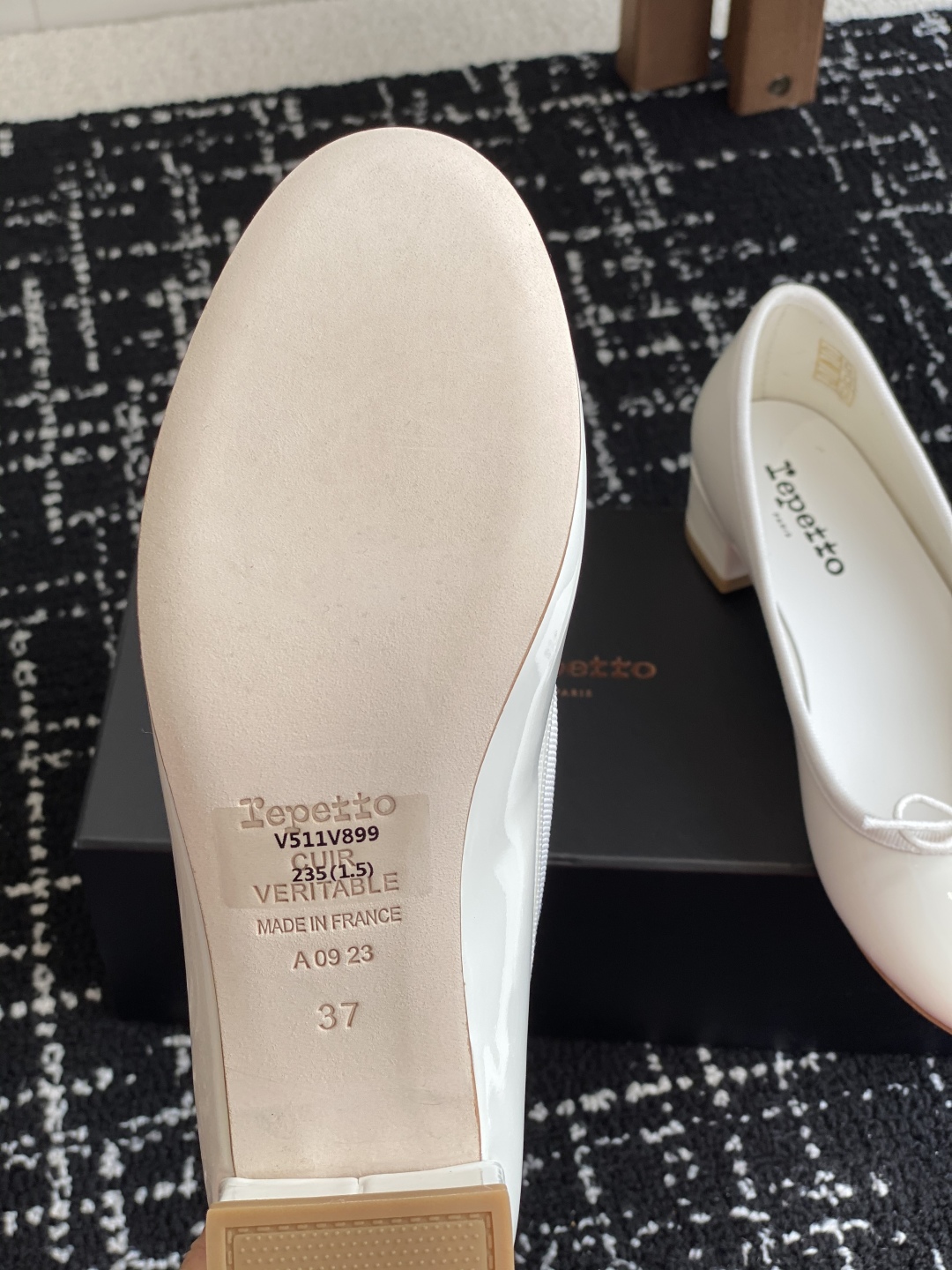 代购级
Repetto 小粗跟芭蕾舞鞋 单鞋

鞋头和鞋垫里面 上脚脚感舒适显瘦 配啥啥好看哈！仙女们冲