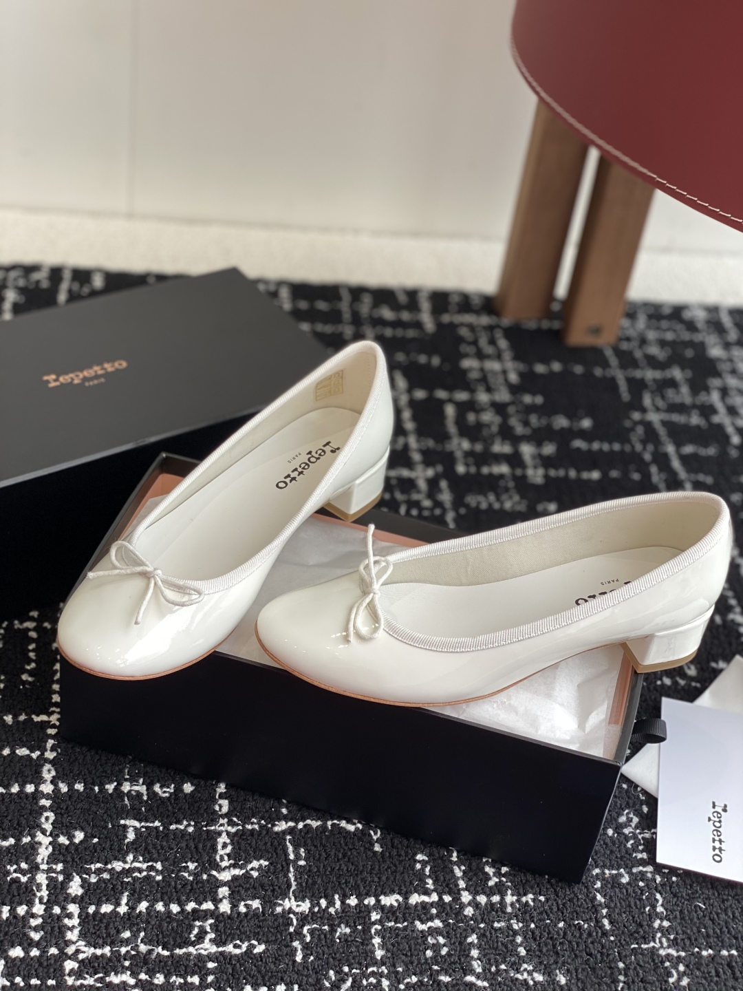 代购级
Repetto 小粗跟芭蕾舞鞋 单鞋

鞋头和鞋垫里面 上脚脚感舒适显瘦 配啥啥好看哈！仙女们冲