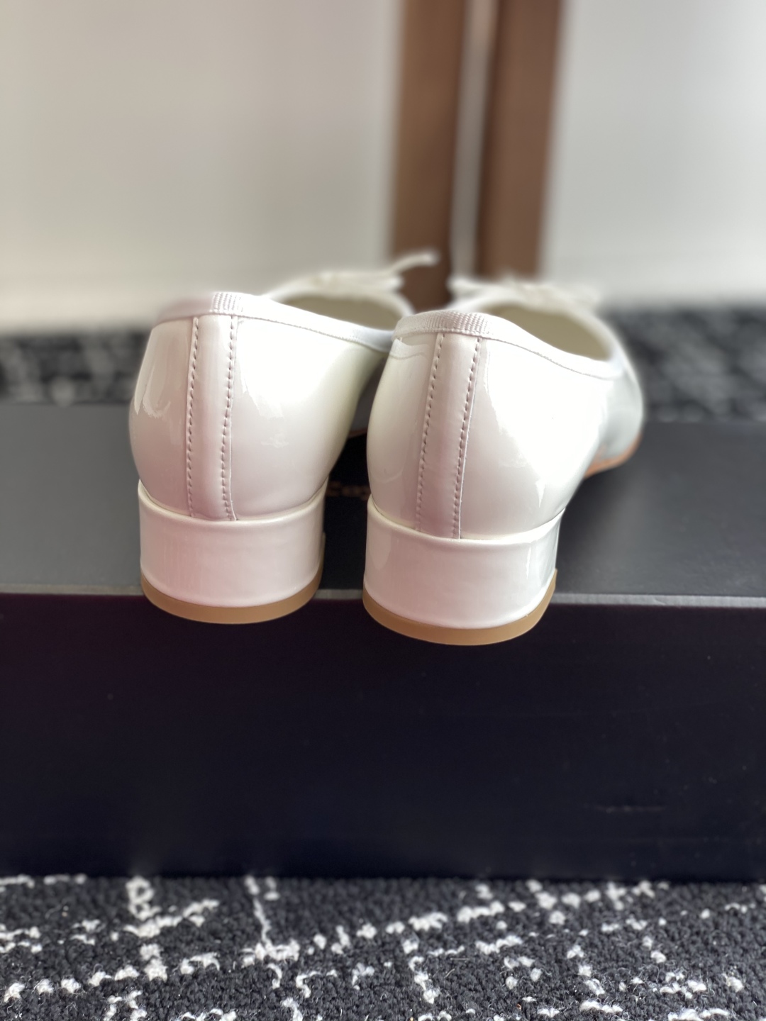 代购级
Repetto 小粗跟芭蕾舞鞋 单鞋

鞋头和鞋垫里面 上脚脚感舒适显瘦 配啥啥好看哈！仙女们冲