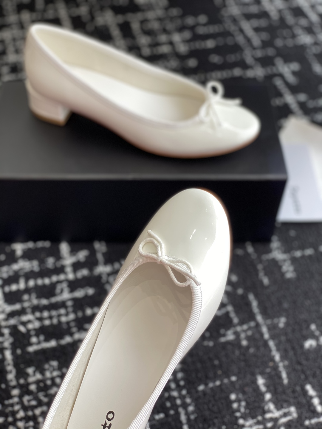 代购级
Repetto 小粗跟芭蕾舞鞋 单鞋

鞋头和鞋垫里面 上脚脚感舒适显瘦 配啥啥好看哈！仙女们冲