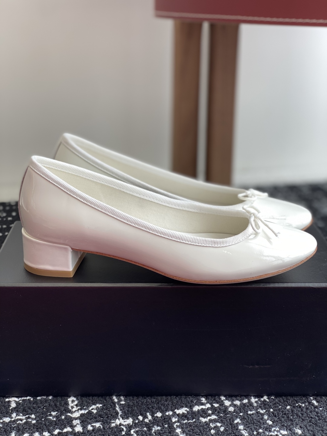 代购级
Repetto 小粗跟芭蕾舞鞋 单鞋

鞋头和鞋垫里面 上脚脚感舒适显瘦 配啥啥好看哈！仙女们冲